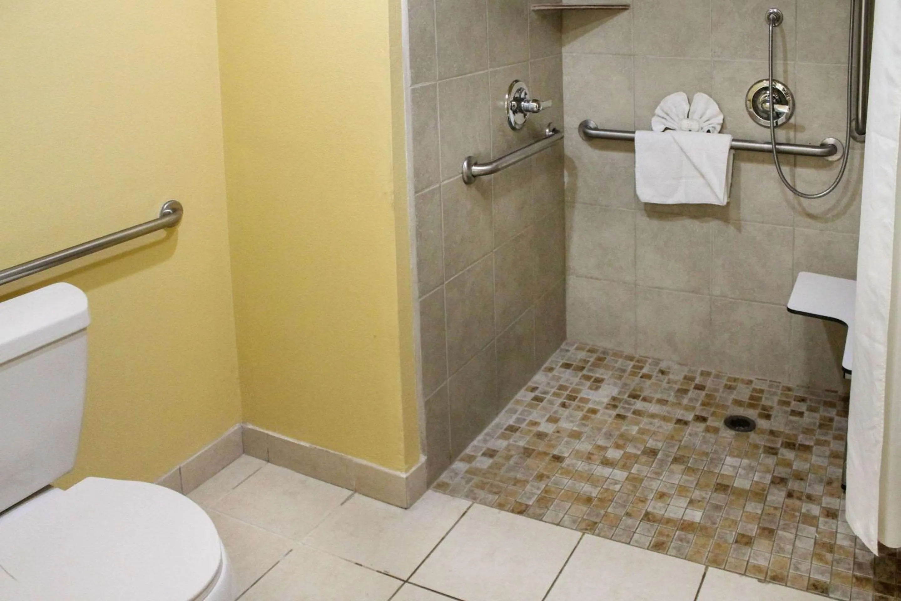 Bathroom in Quality Inn near Hearst Castle