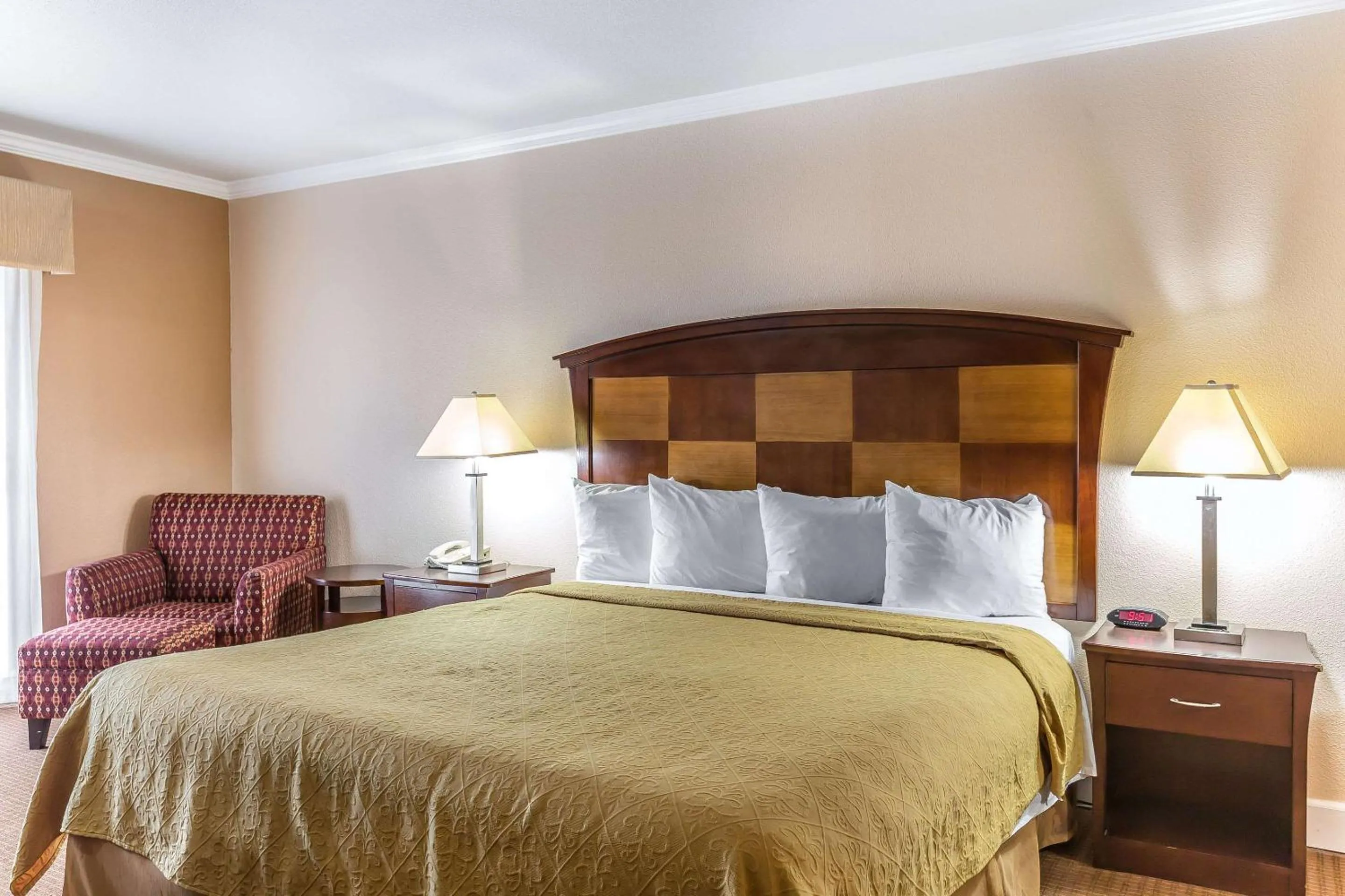 Photo of the whole room, Bed in Quality Inn near Hearst Castle