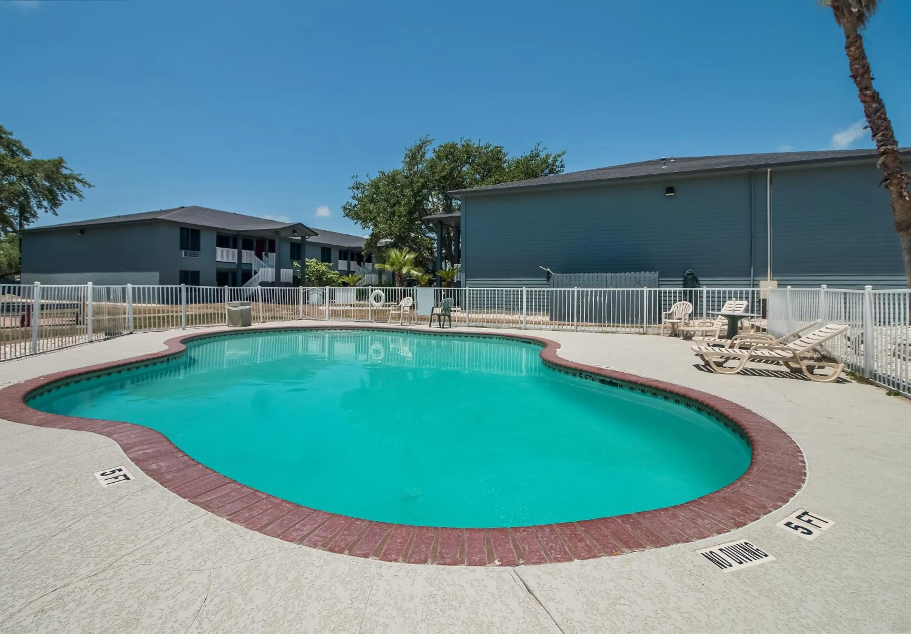 Swimming pool in Econo Lodge Inn & Suites Fulton - Rockport