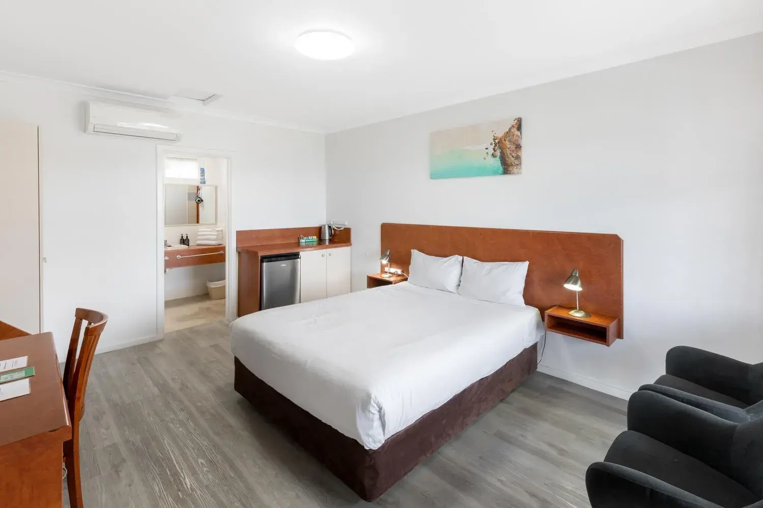 Standard Queen Room in ibis Styles Albany Standard Queen Room in ibis Styles Albany