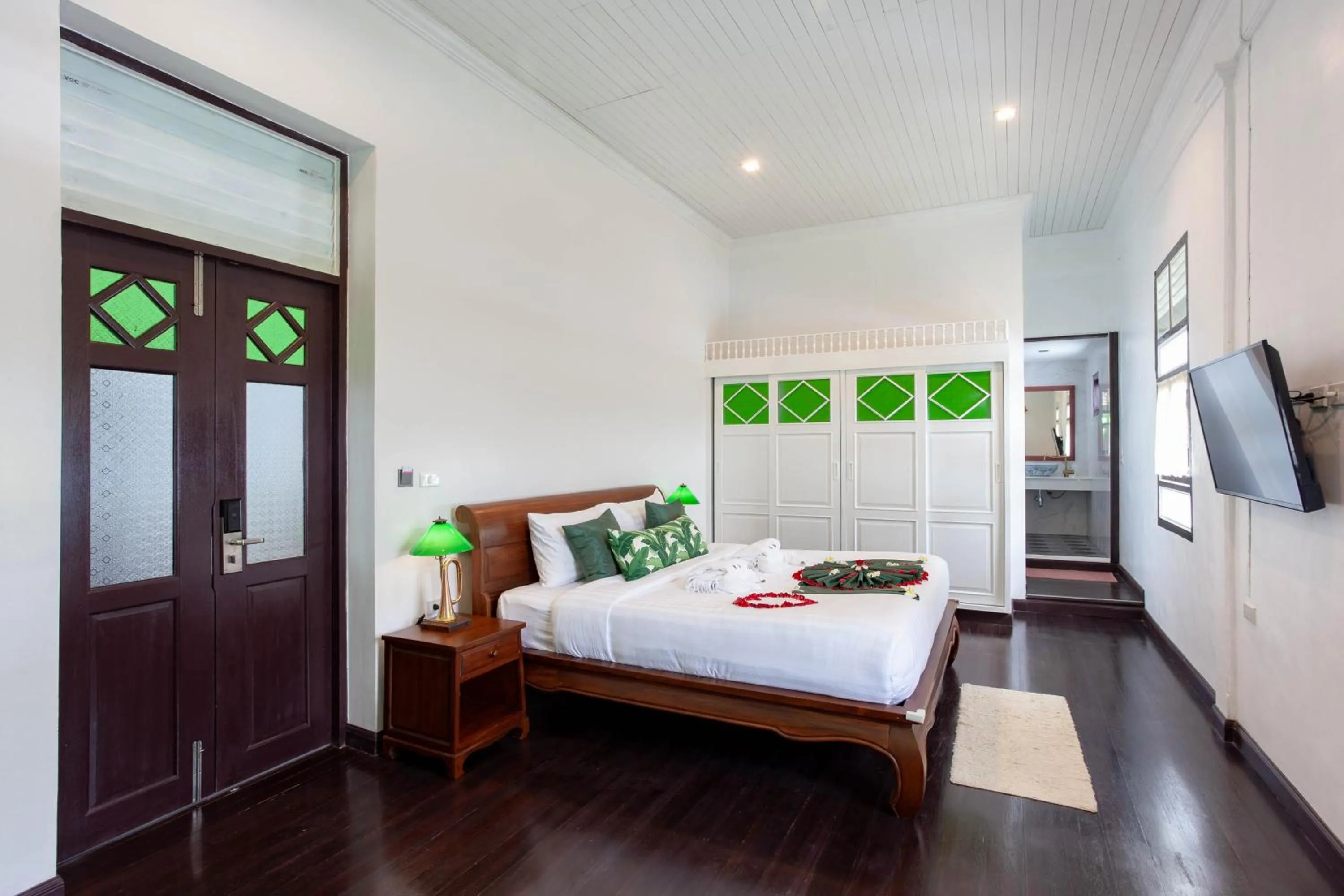 Photo of the whole room, Bed in Sound Gallery House - SHA Plus