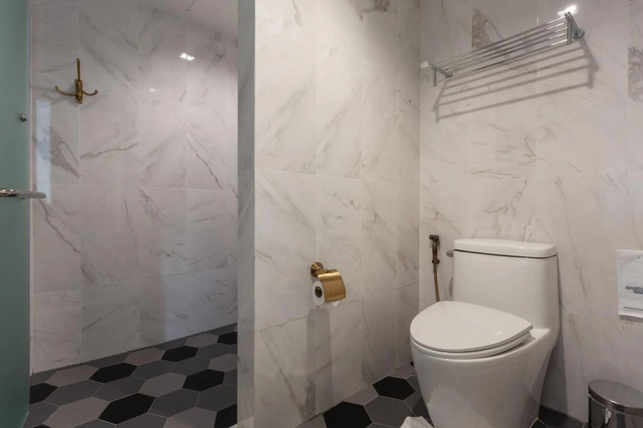 Shower in Sound Gallery House - SHA Plus