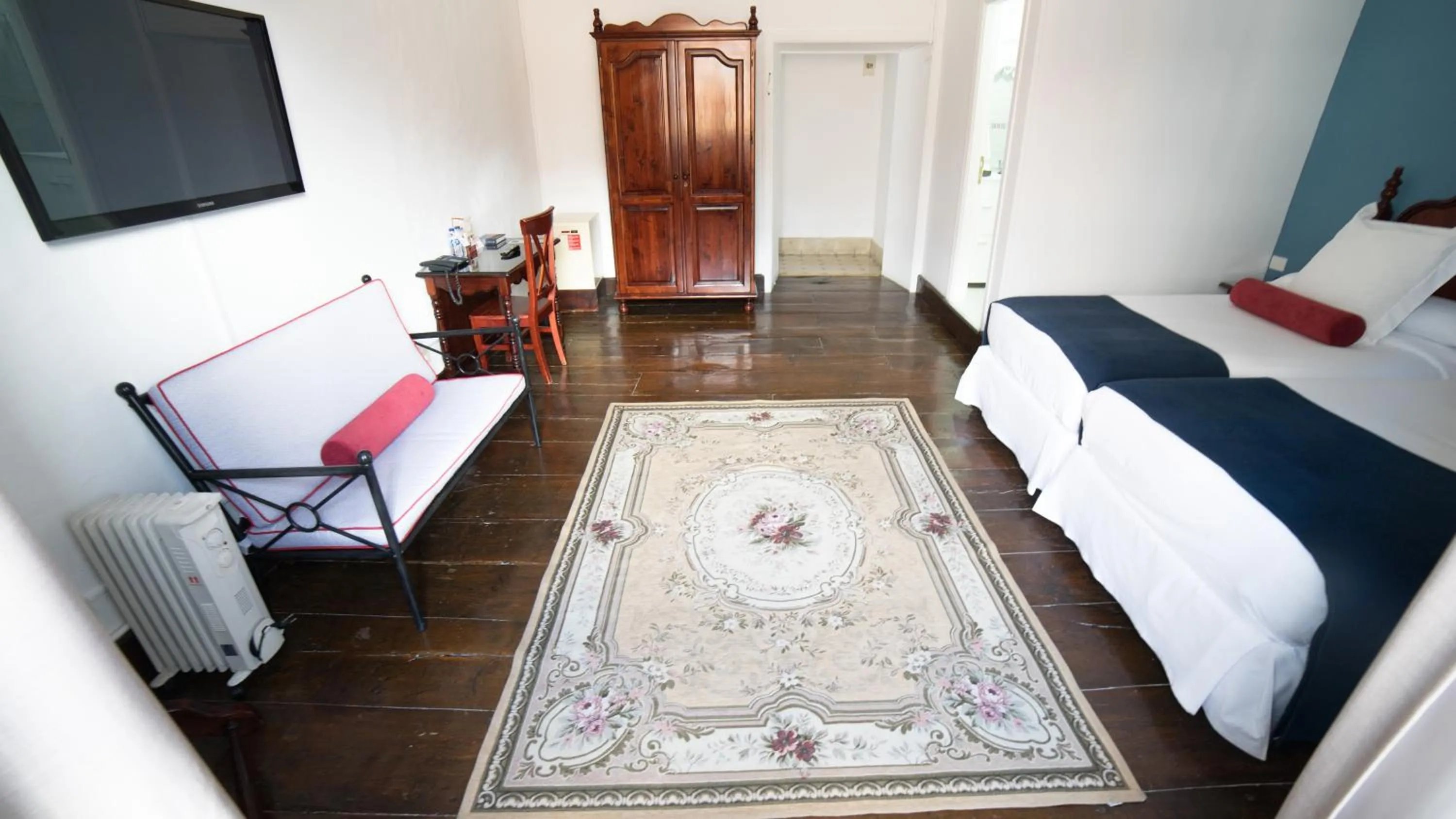 Seating area, Bed in Hotel Aguere