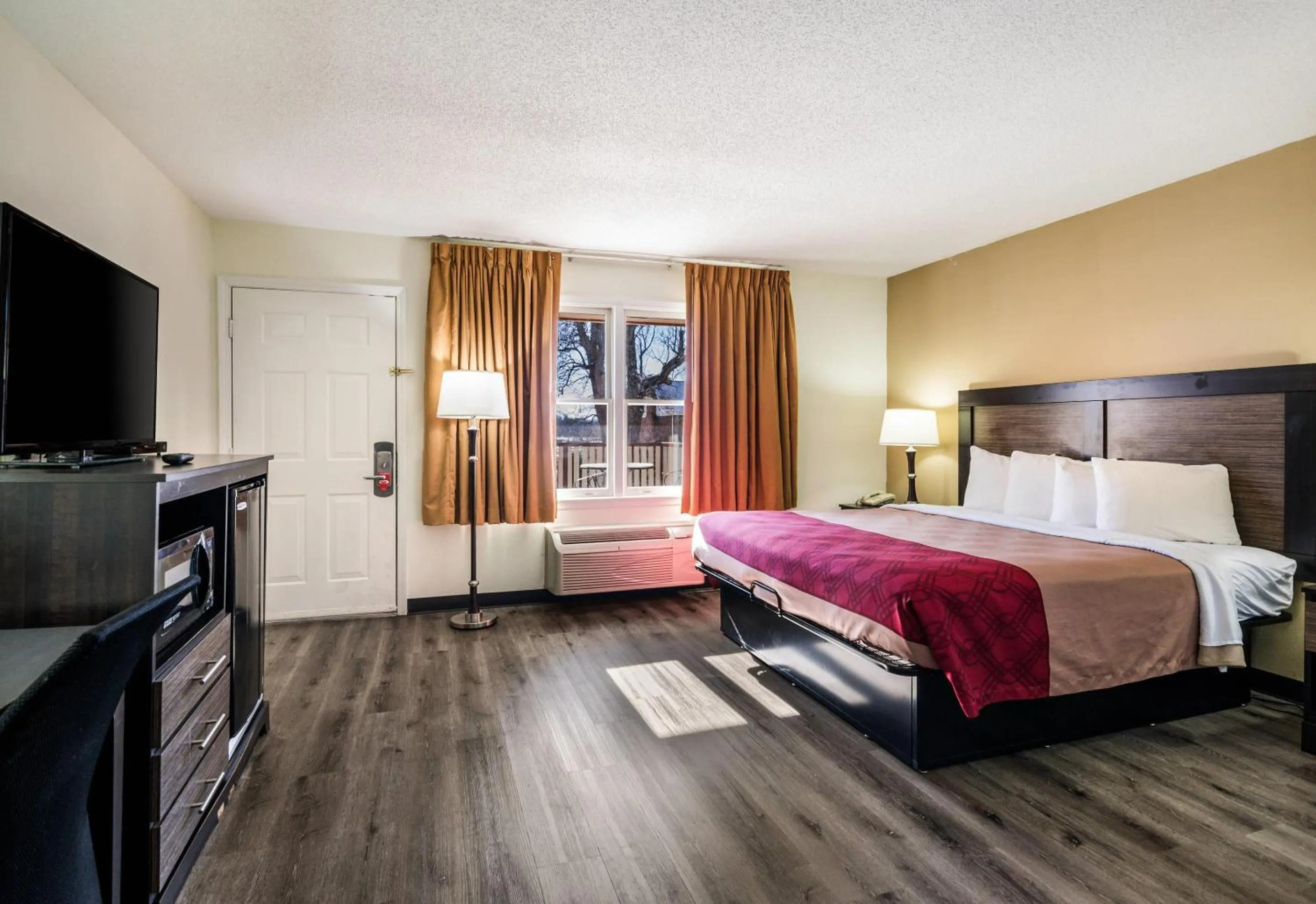 Bedroom, Bed in Econo Lodge Glade Springs I-81