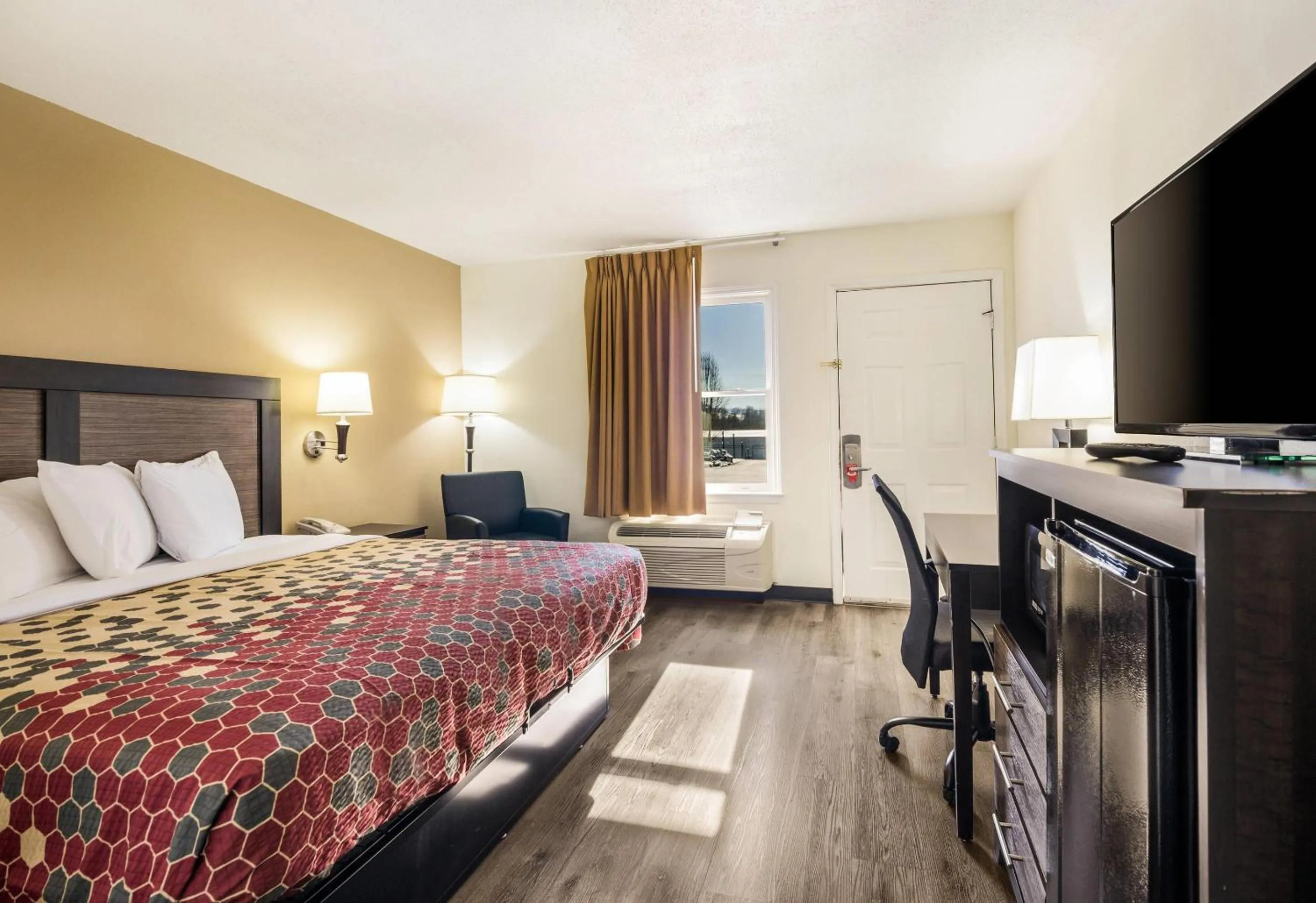 Bedroom, Bed in Econo Lodge Glade Springs I-81