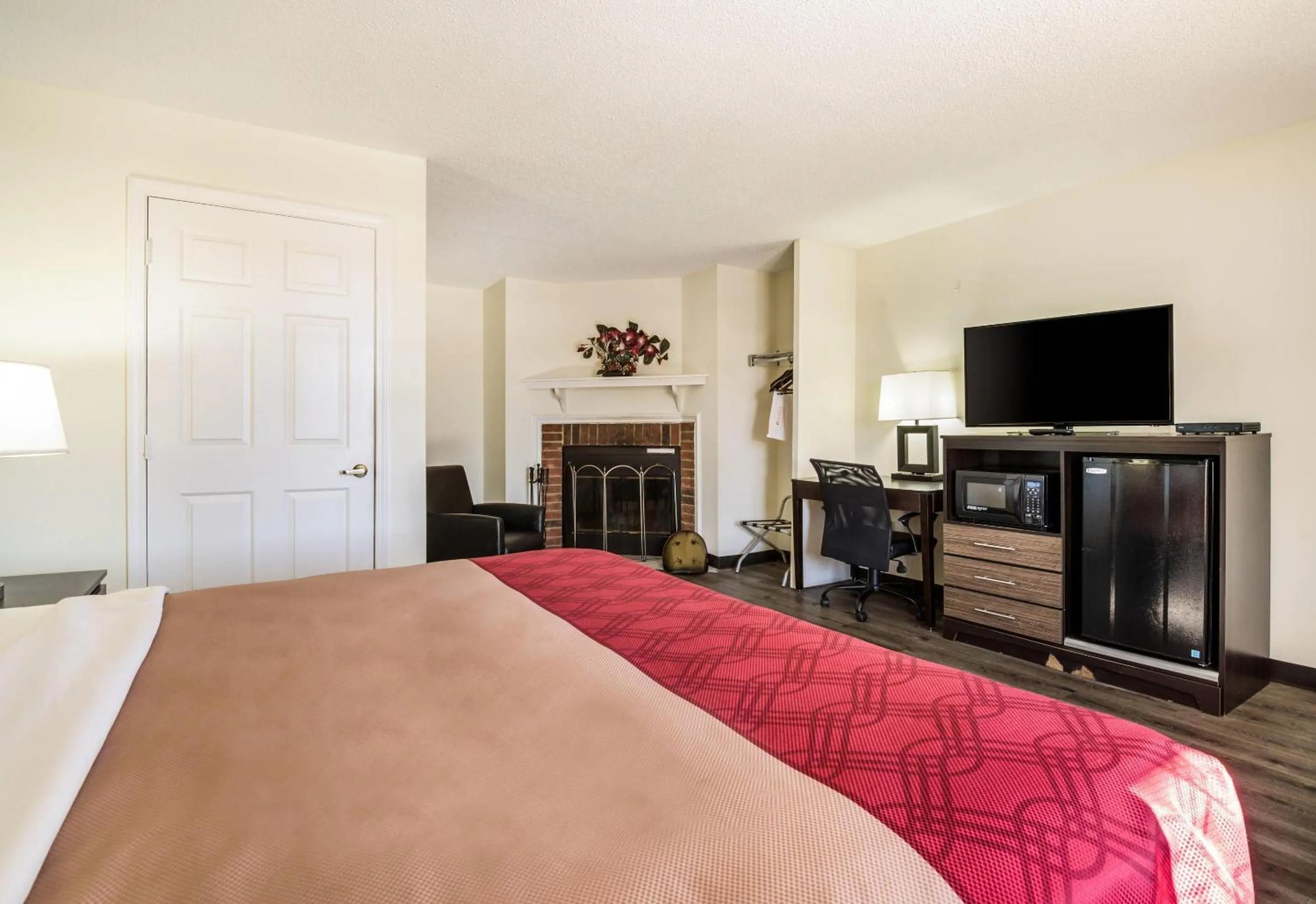 Bedroom, Bed in Econo Lodge Glade Springs I-81