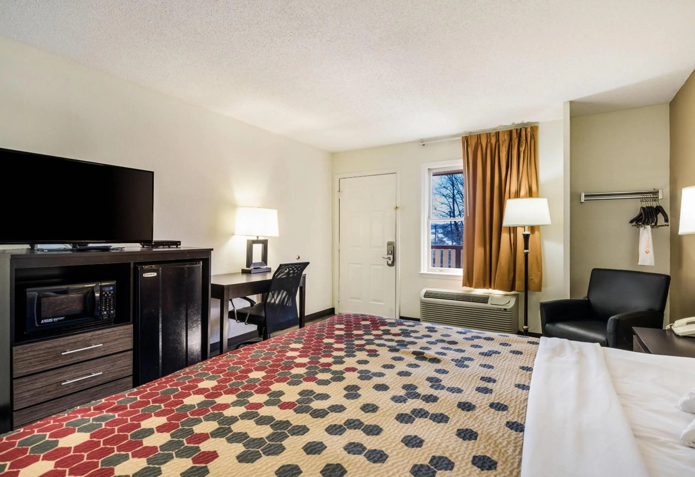 Bedroom, Bed in Econo Lodge Glade Springs I-81