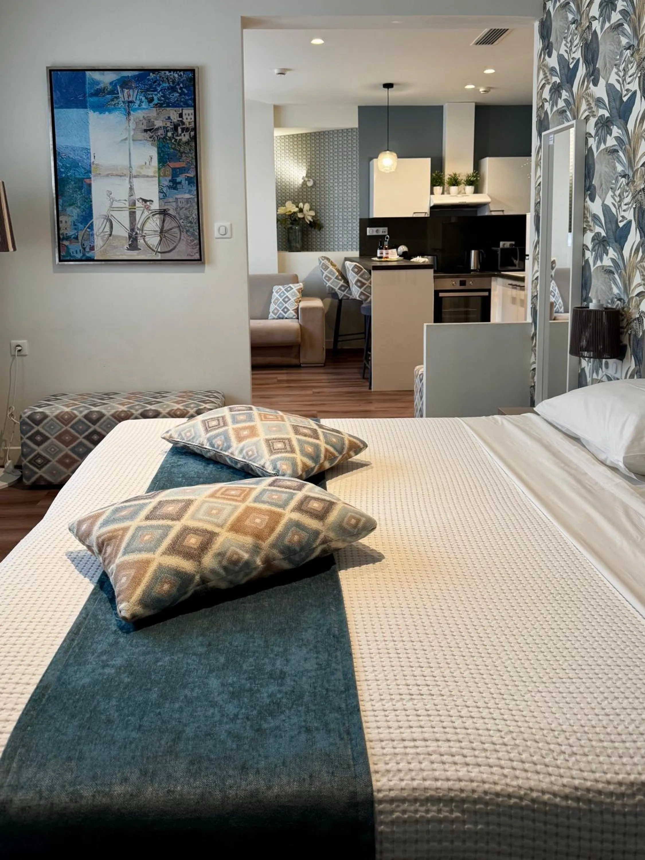 Bedroom, Bed in Urban Nest - Suites & Apartments