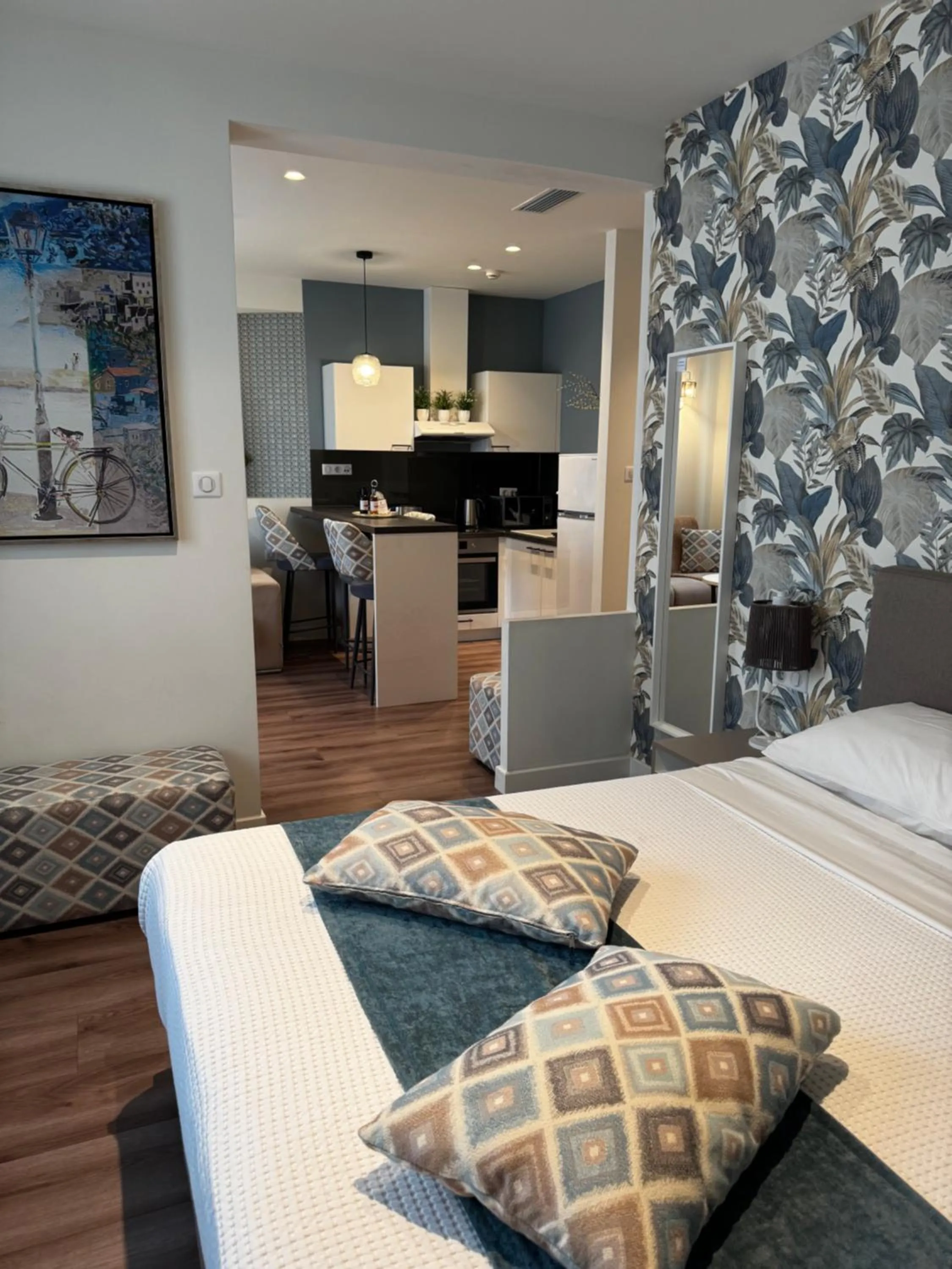 Kitchen or kitchenette, Bed in Urban Nest - Suites & Apartments