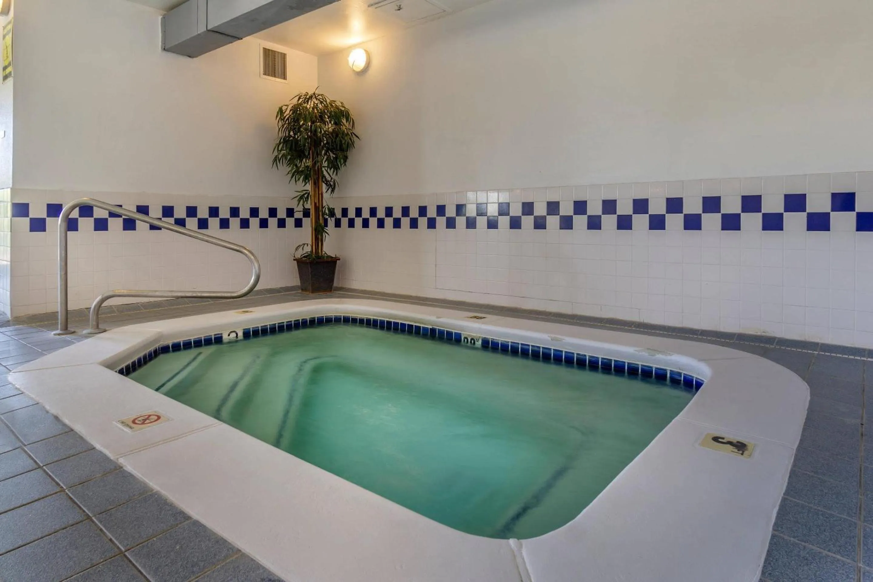 Swimming pool in Comfort Inn Kennewick Richland