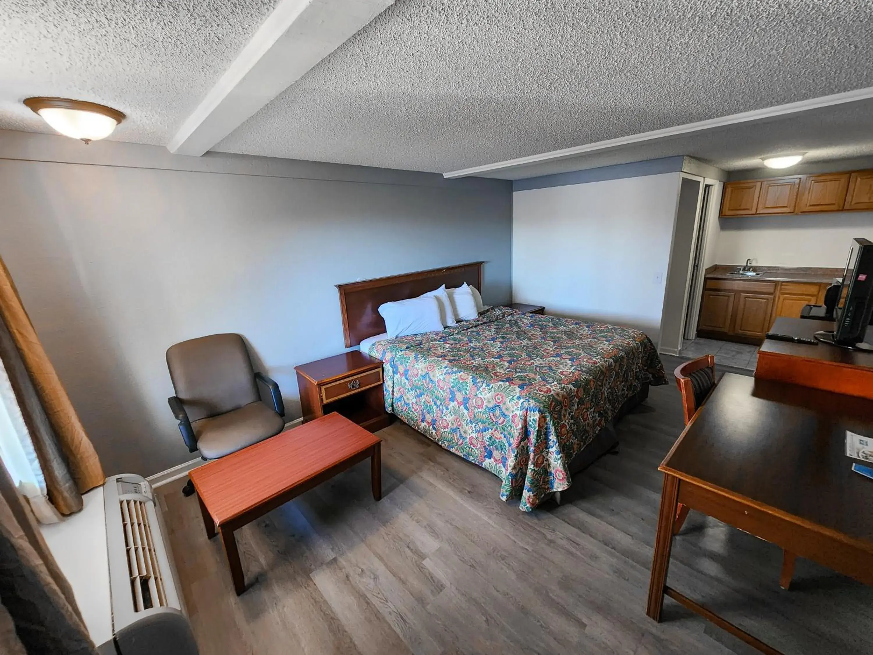 Standard King Room - Non-Smoking in Rodeway Inn Auburn Hills - Detroit Standard King Room - Non-Smoking in Rodeway Inn Auburn Hills - Detroit