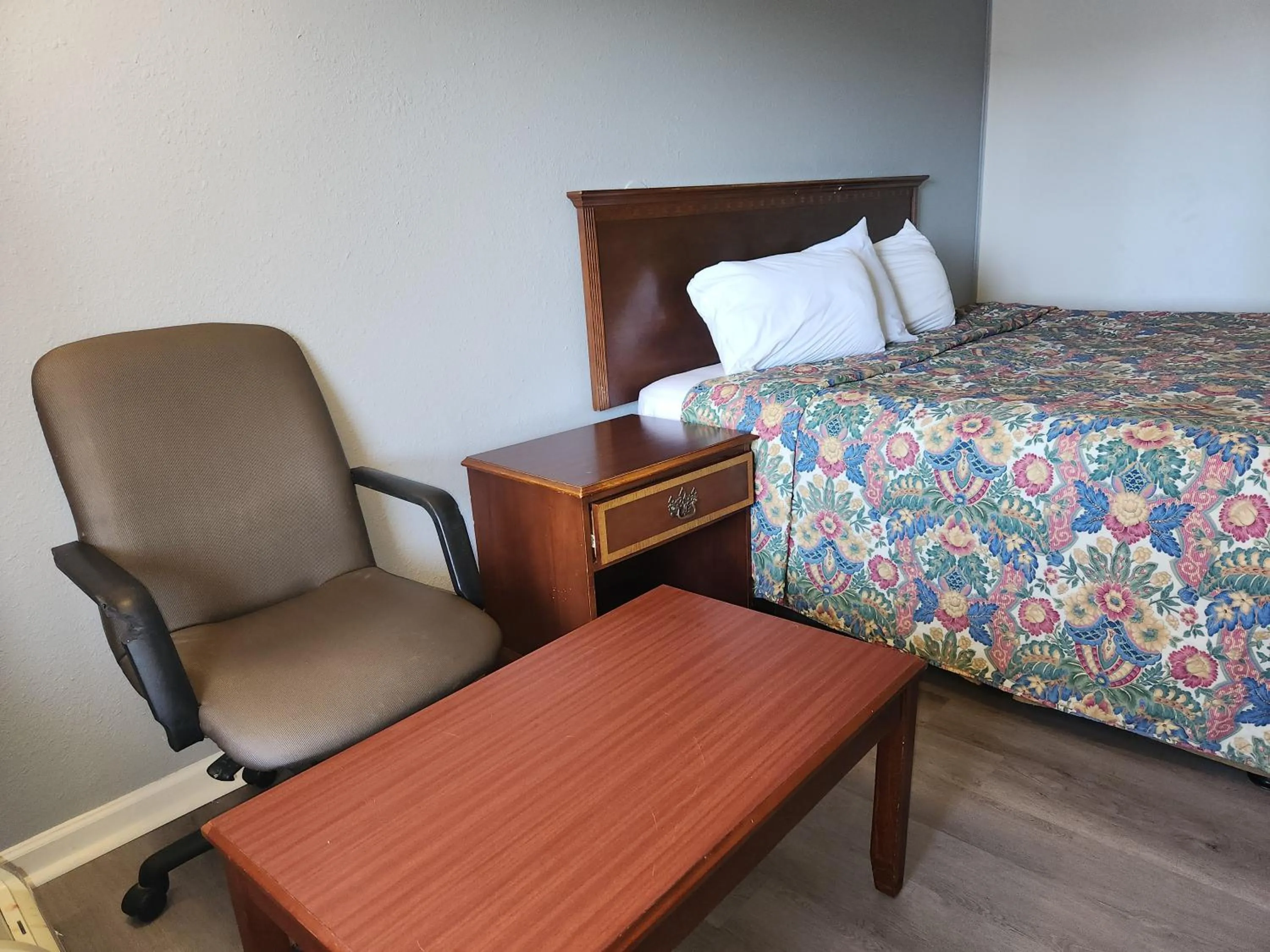 Bed in Rodeway Inn Auburn Hills - Detroit