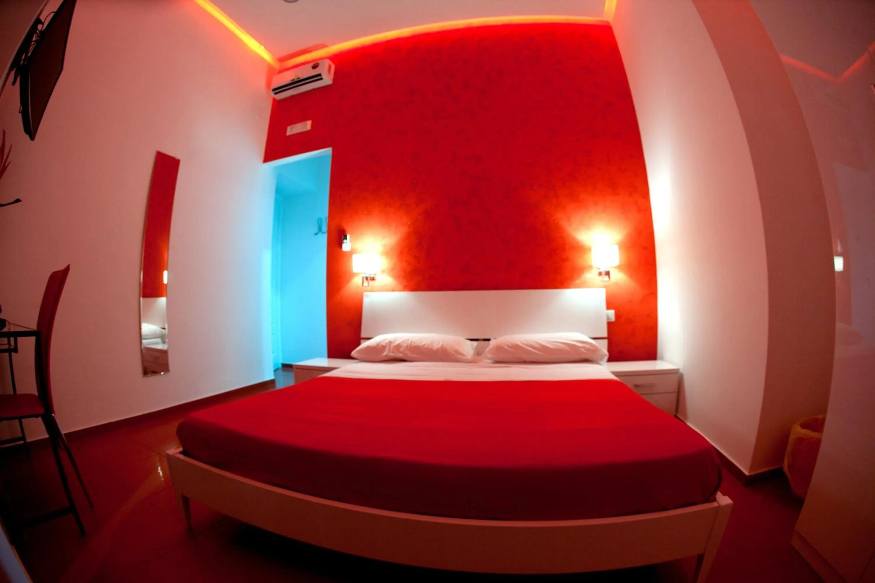 Photo of the whole room, Bed in MergellinaResort