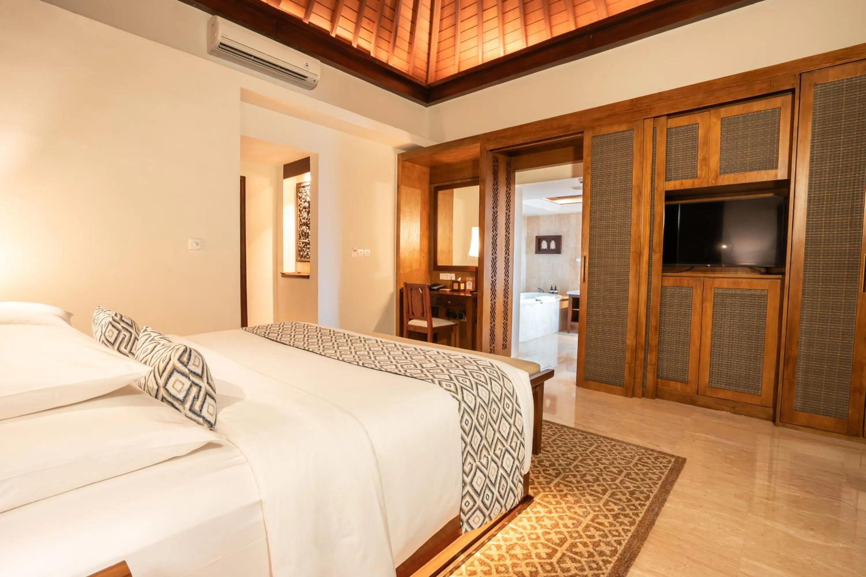 Bedroom, Bed in Ramayana Suites and Resort