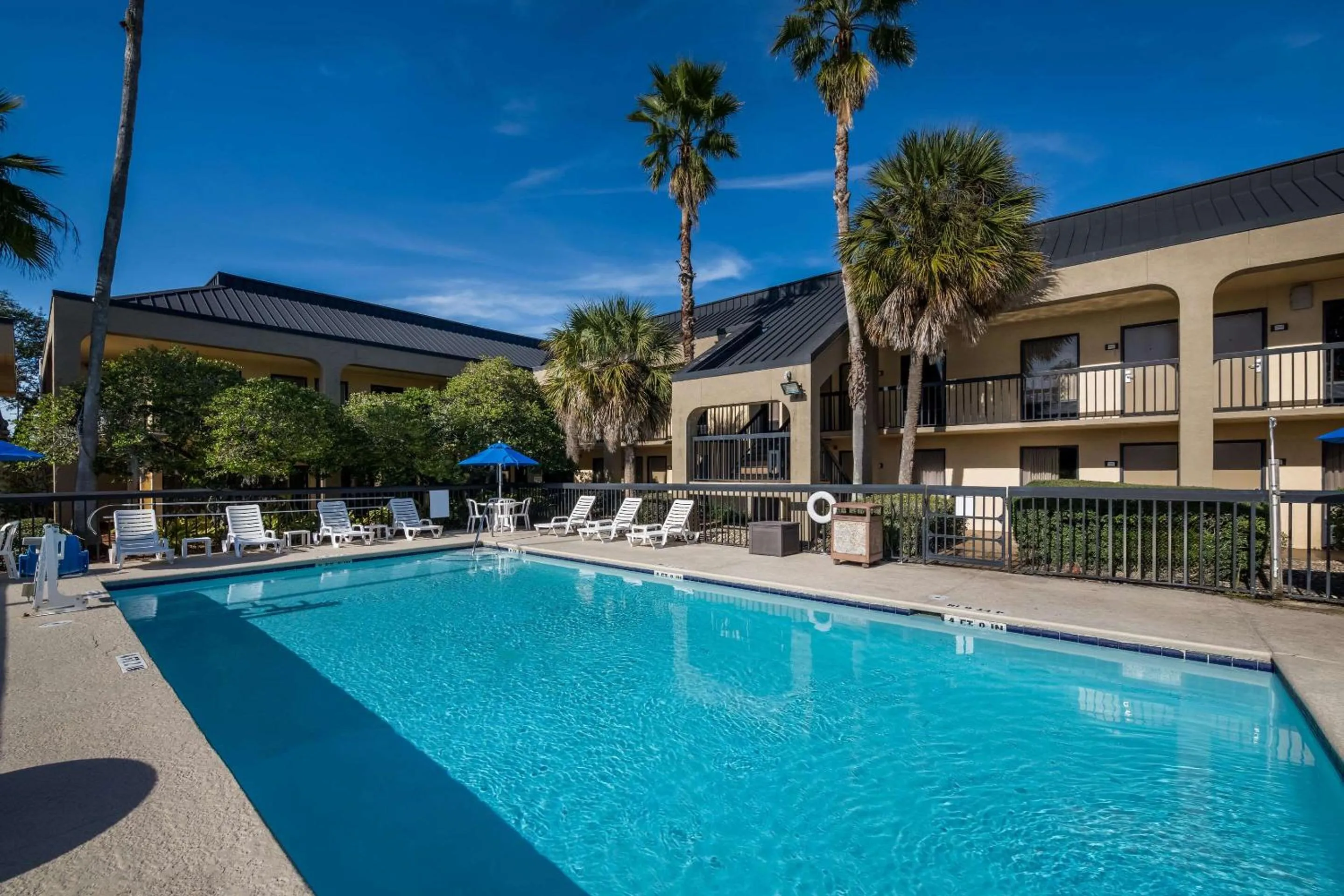 Swimming pool in Quality Inn Orange Park Jacksonville