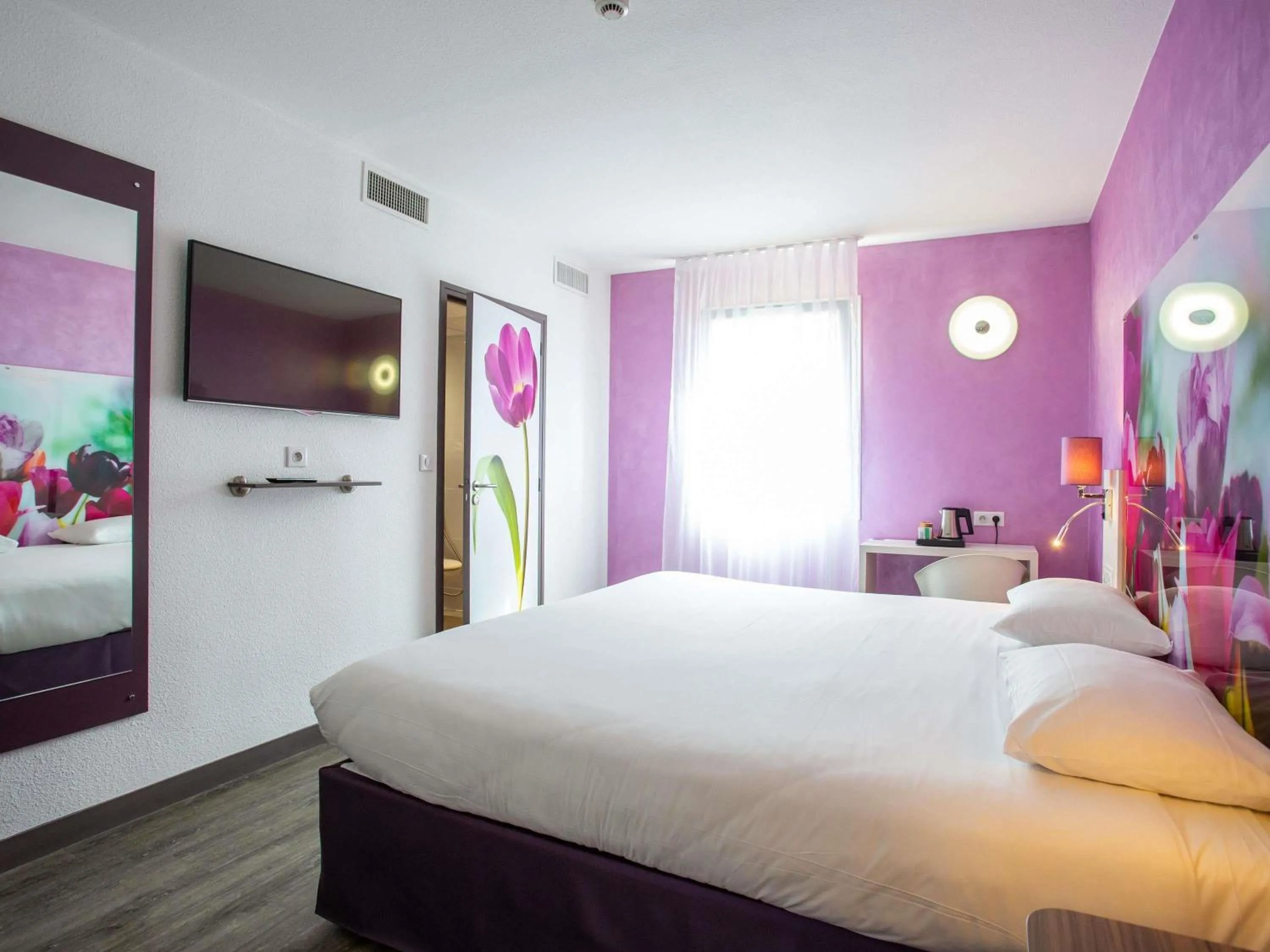 Property building, Bed in Hôtel Ibis Styles Bourges
