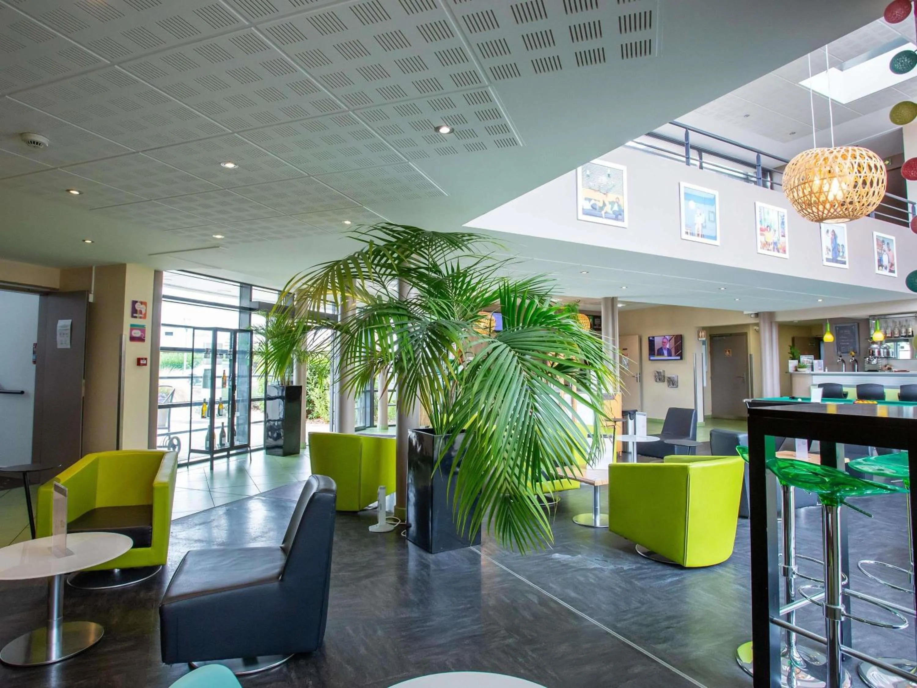 Lounge or bar in Hôtel Ibis Styles Bourges