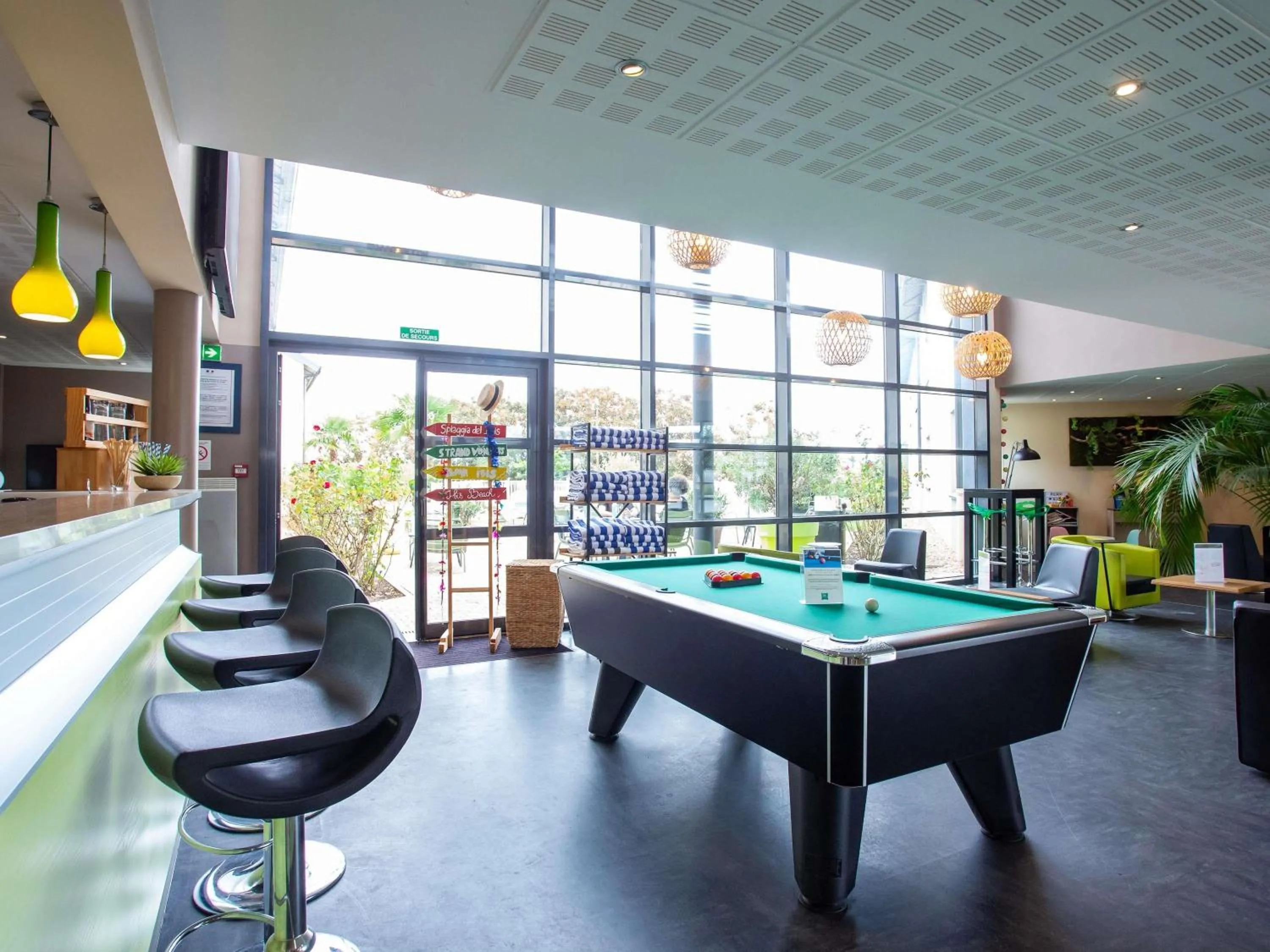 Lounge or bar in Hôtel Ibis Styles Bourges