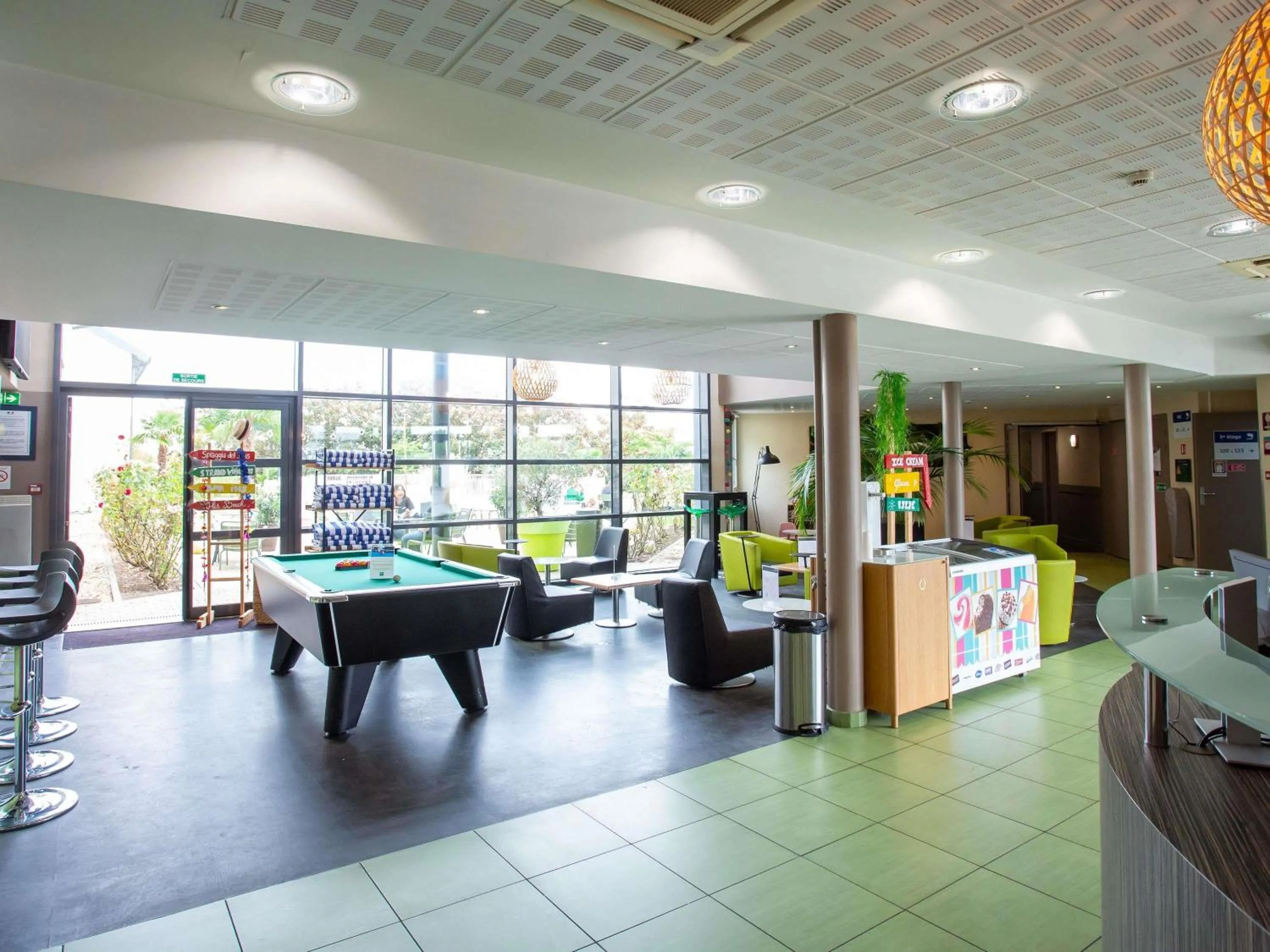 Lounge or bar in Hôtel Ibis Styles Bourges