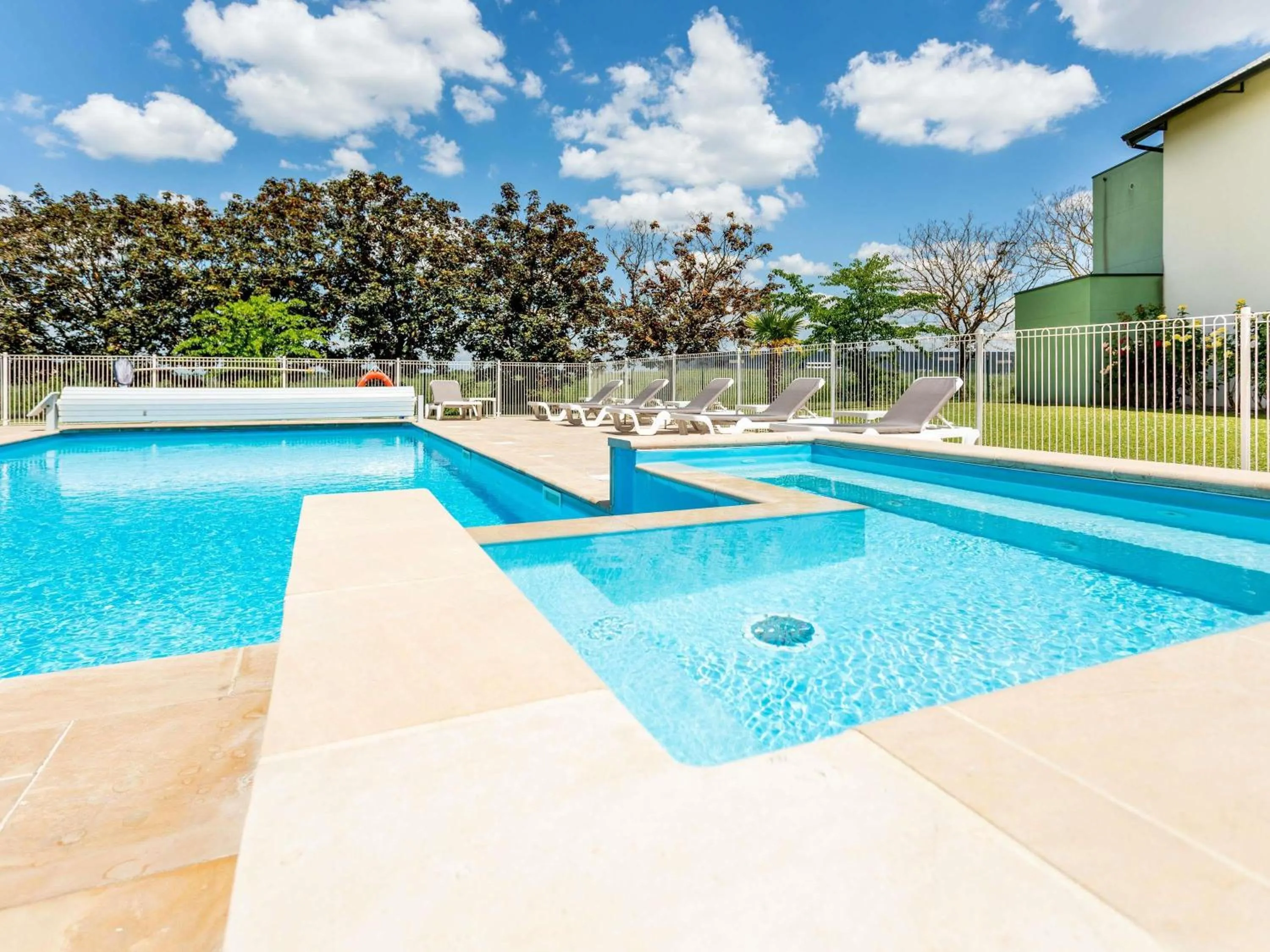 Pool view in Hôtel Ibis Styles Bourges