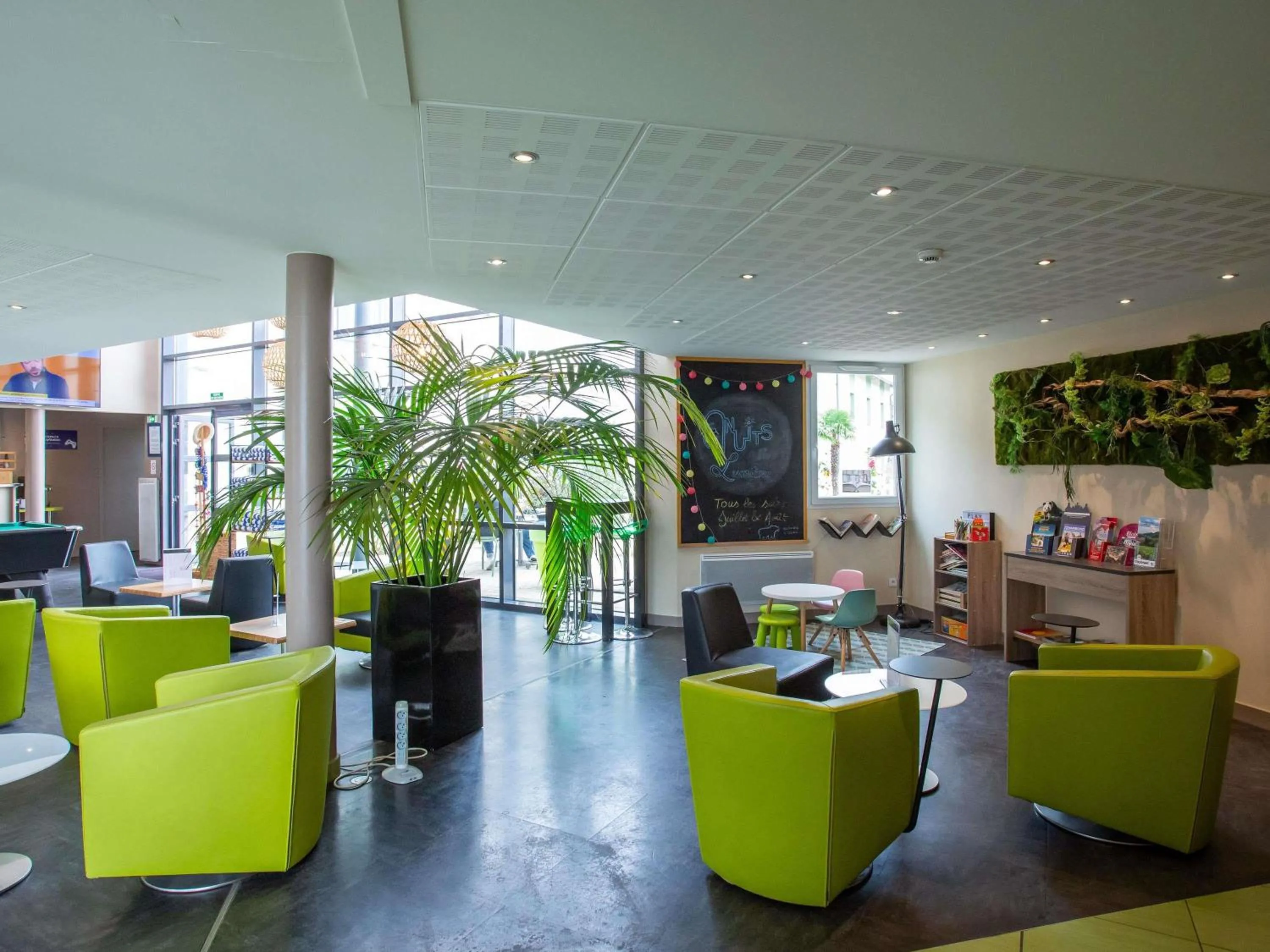 Lounge or bar in Hôtel Ibis Styles Bourges