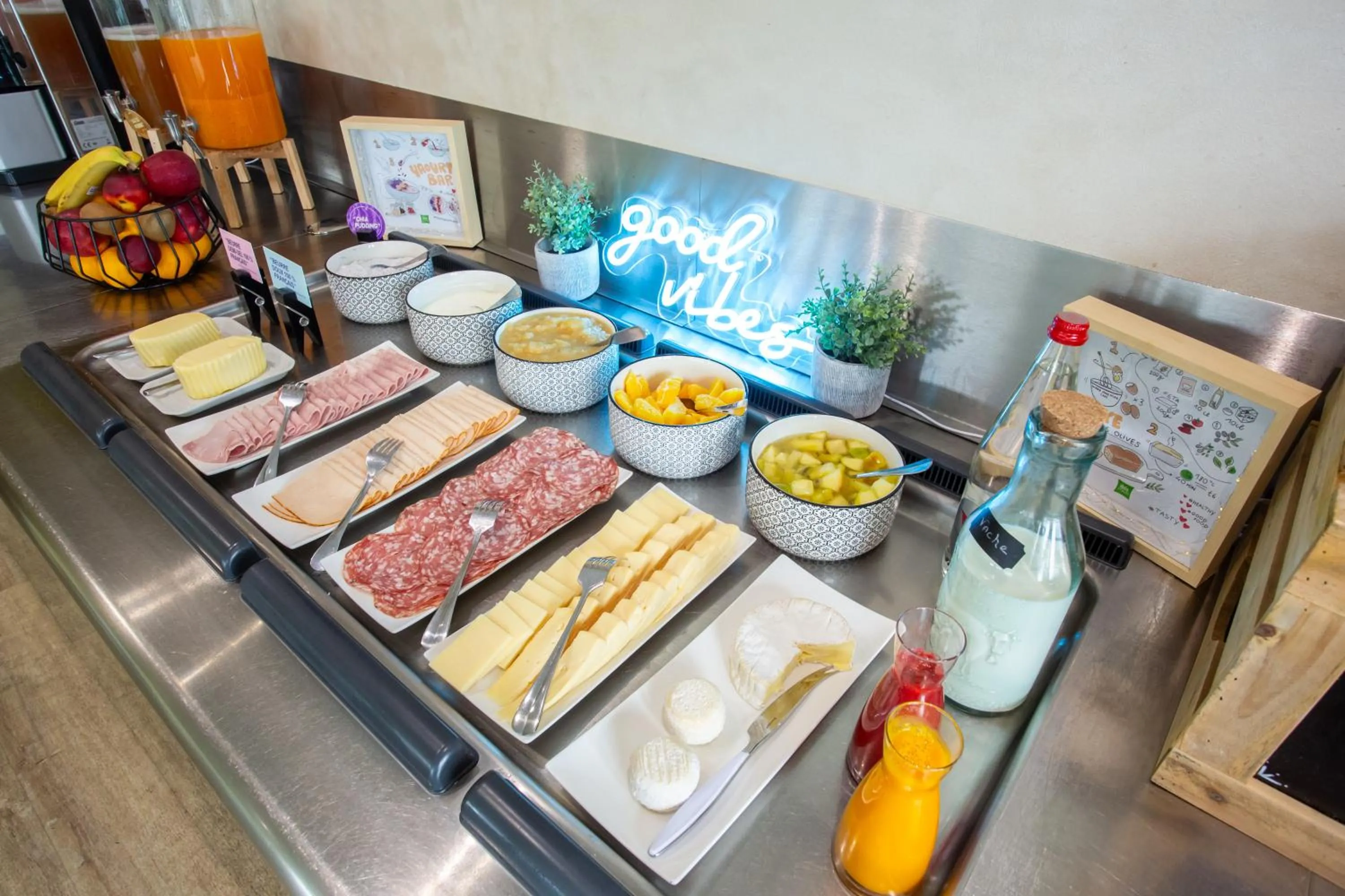 Buffet breakfast in Hôtel Ibis Styles Bourges