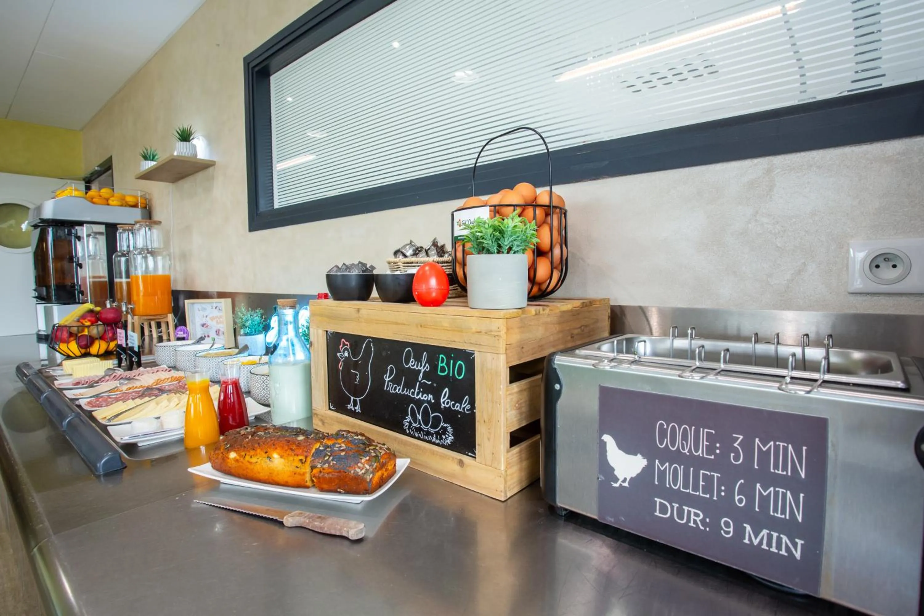 Buffet breakfast in Hôtel Ibis Styles Bourges