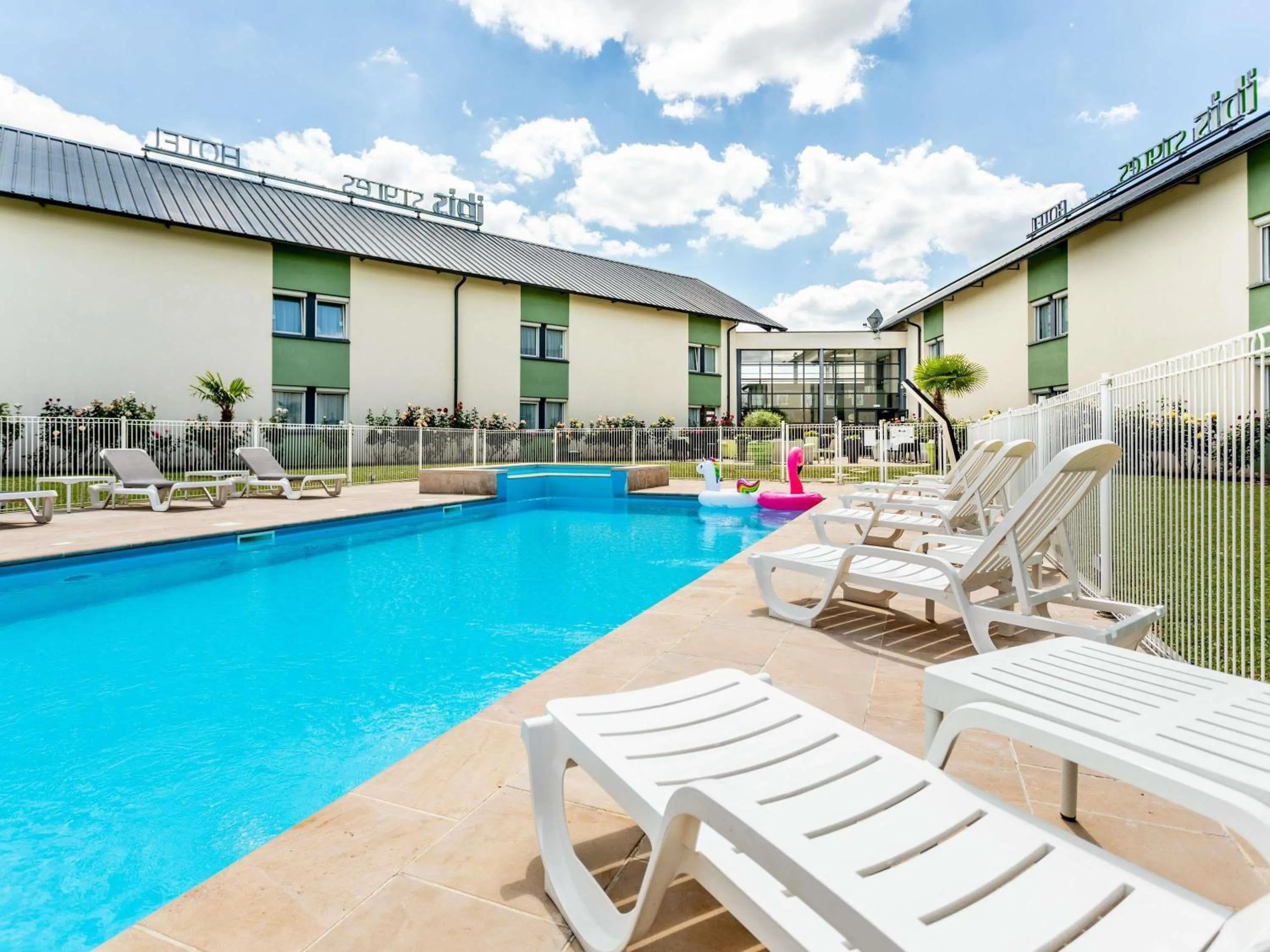 Pool view in Hôtel Ibis Styles Bourges
