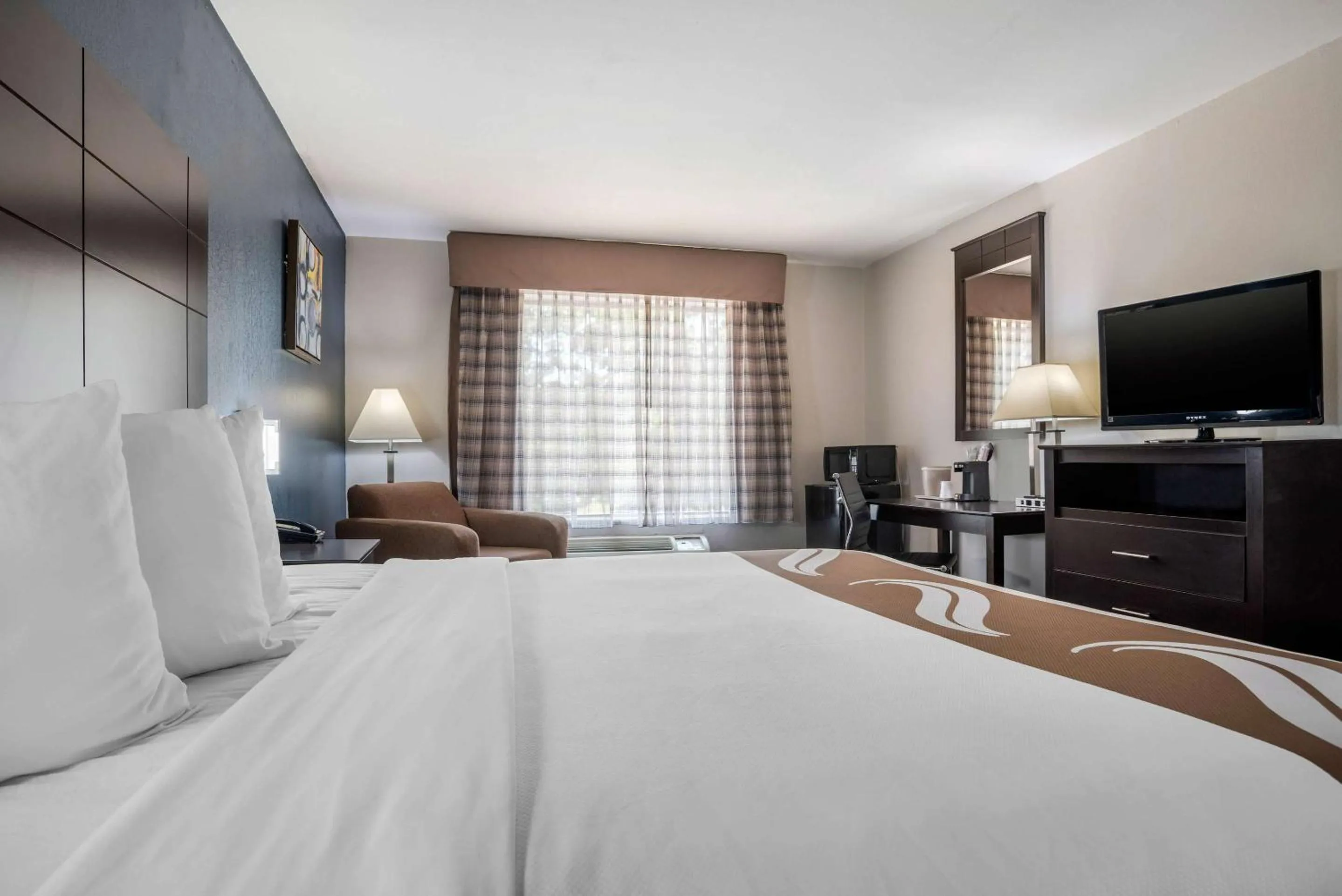 Bedroom, Bed in Quality Suites Baton Rouge East - Denham Springs