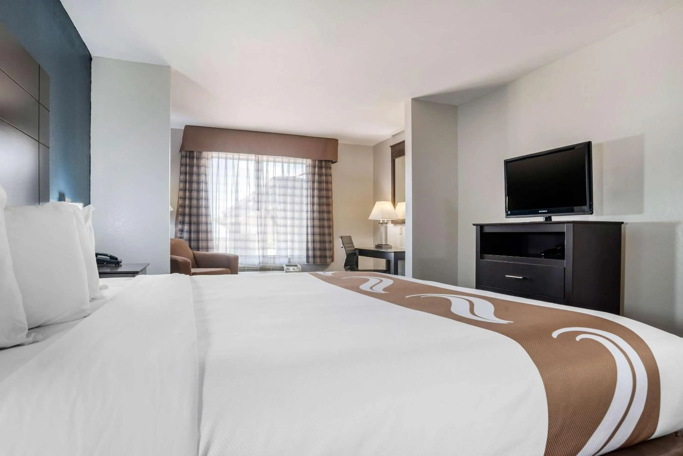 Bedroom, Bed in Quality Suites Baton Rouge East - Denham Springs