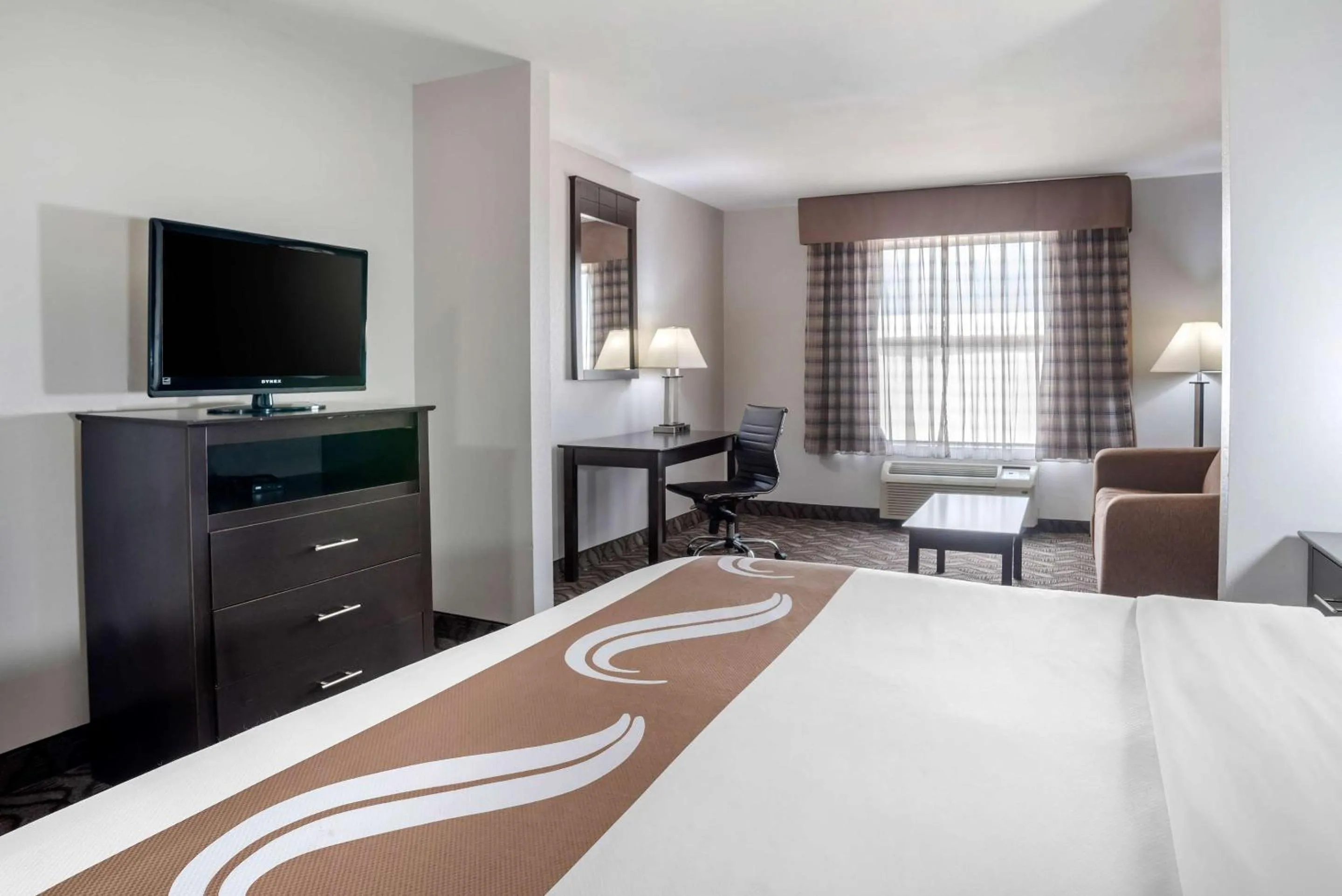 Bedroom, Bed in Quality Suites Baton Rouge East - Denham Springs