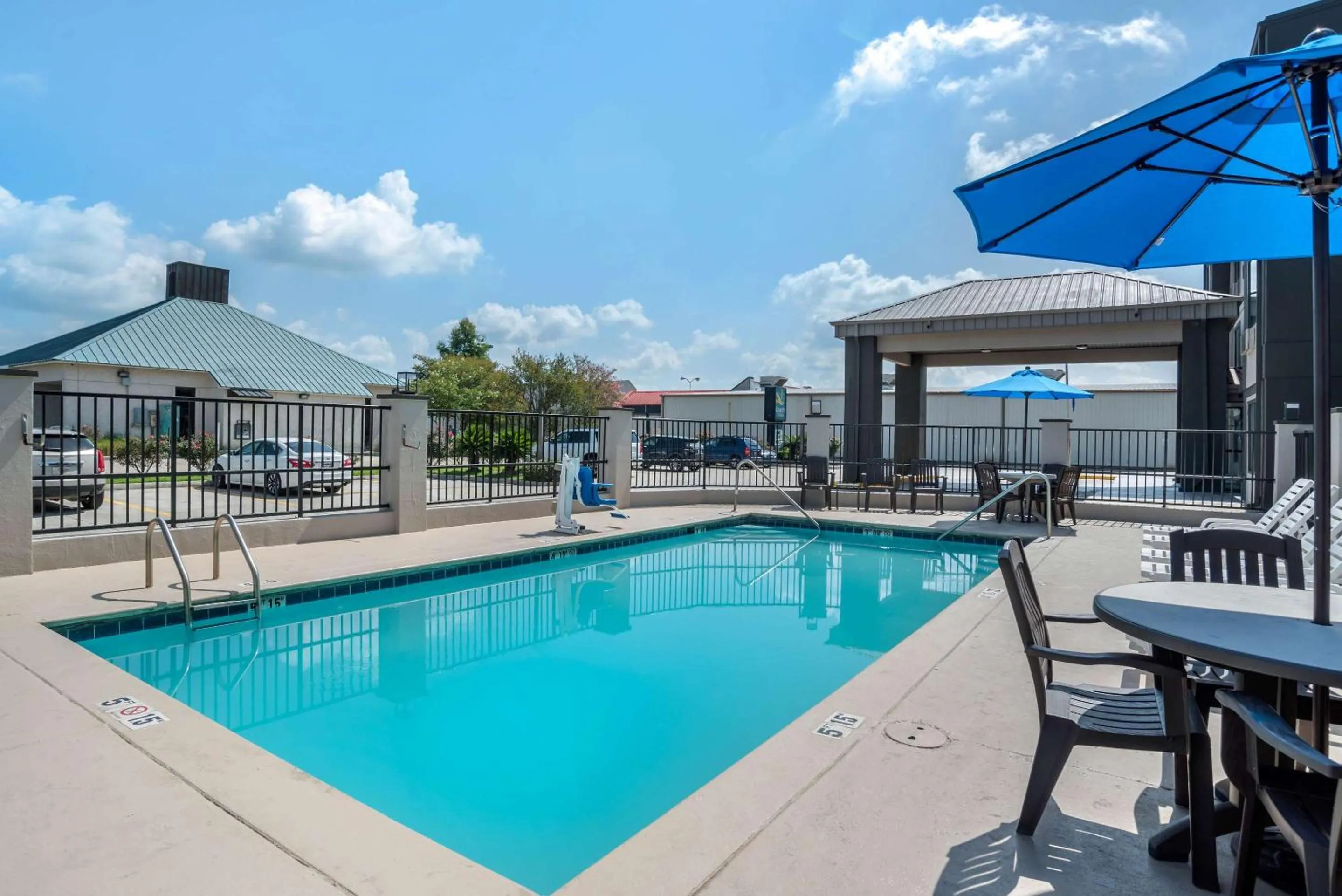 Swimming pool in Quality Suites Baton Rouge East - Denham Springs