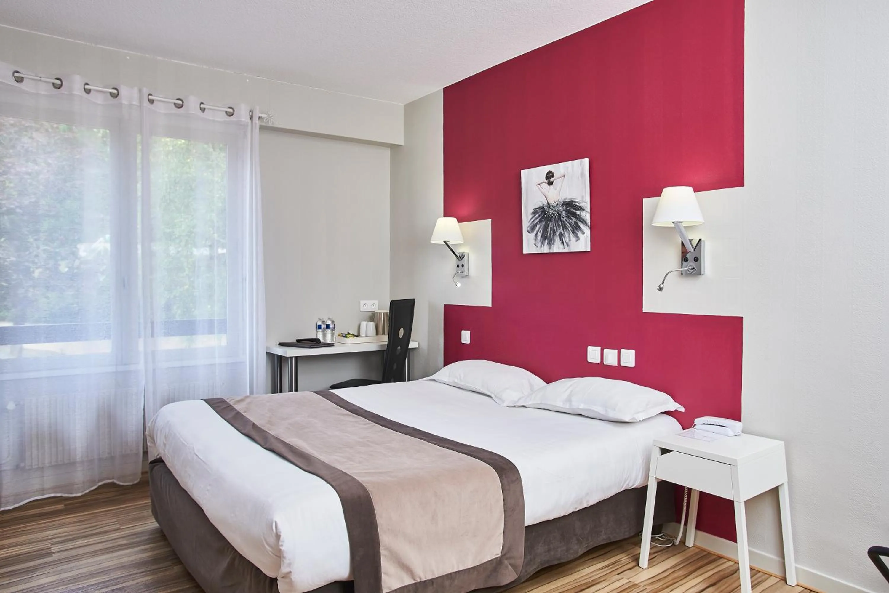 Staff, Bed in Logis Hôtel de la Bruyere