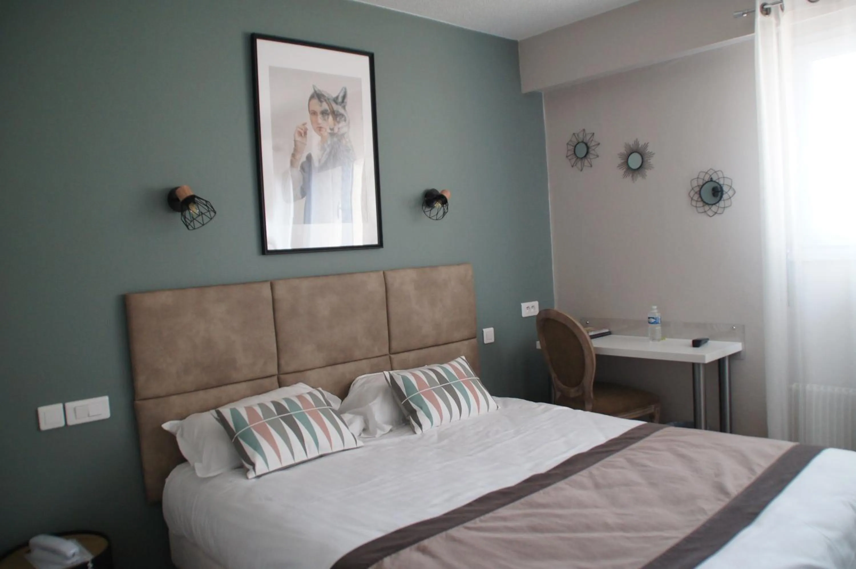 Bed in Logis Hôtel de la Bruyere