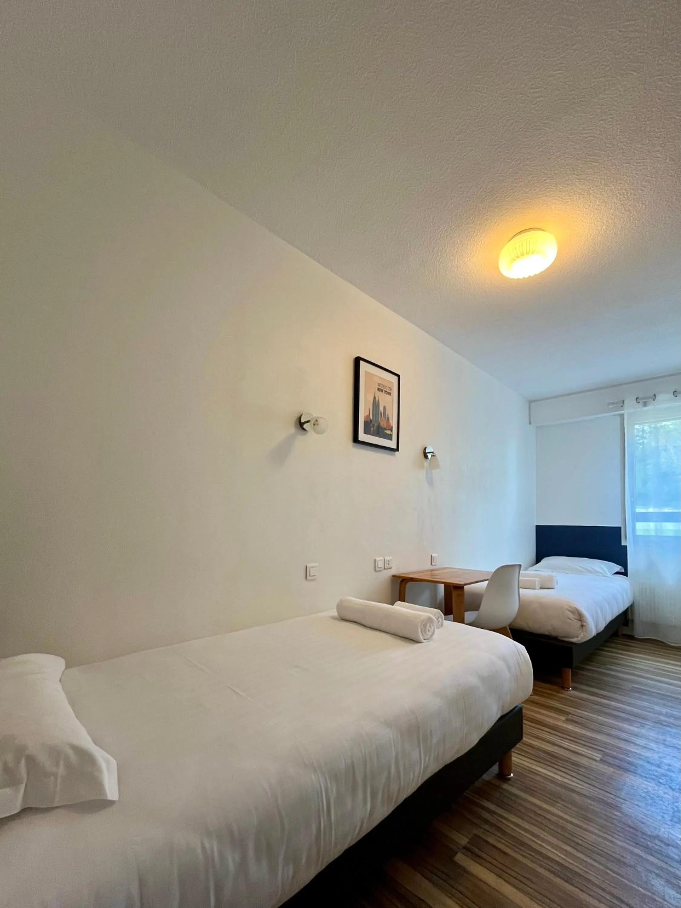 Bed in Logis Hôtel de la Bruyere