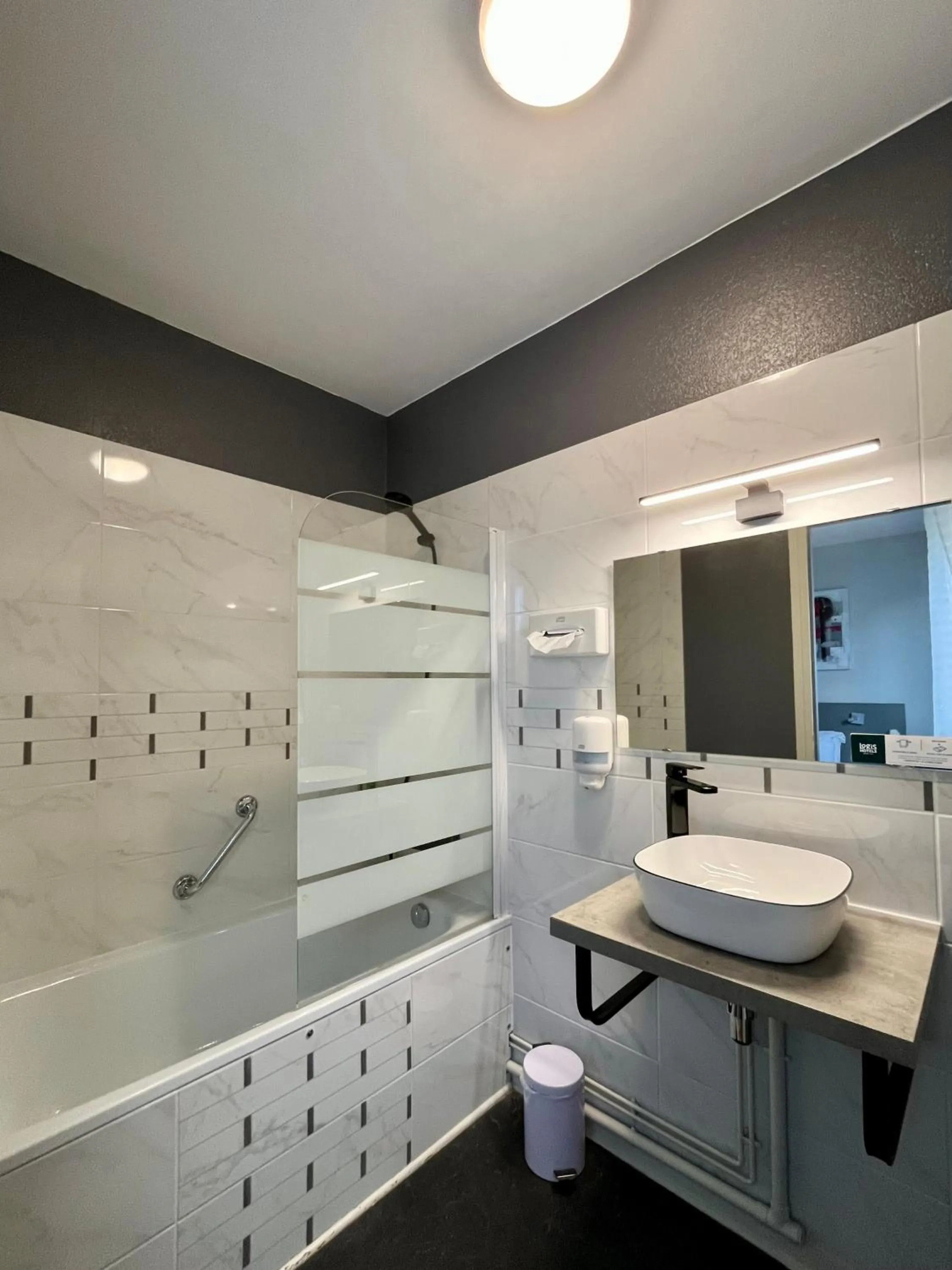 Shower in Logis Hôtel de la Bruyere