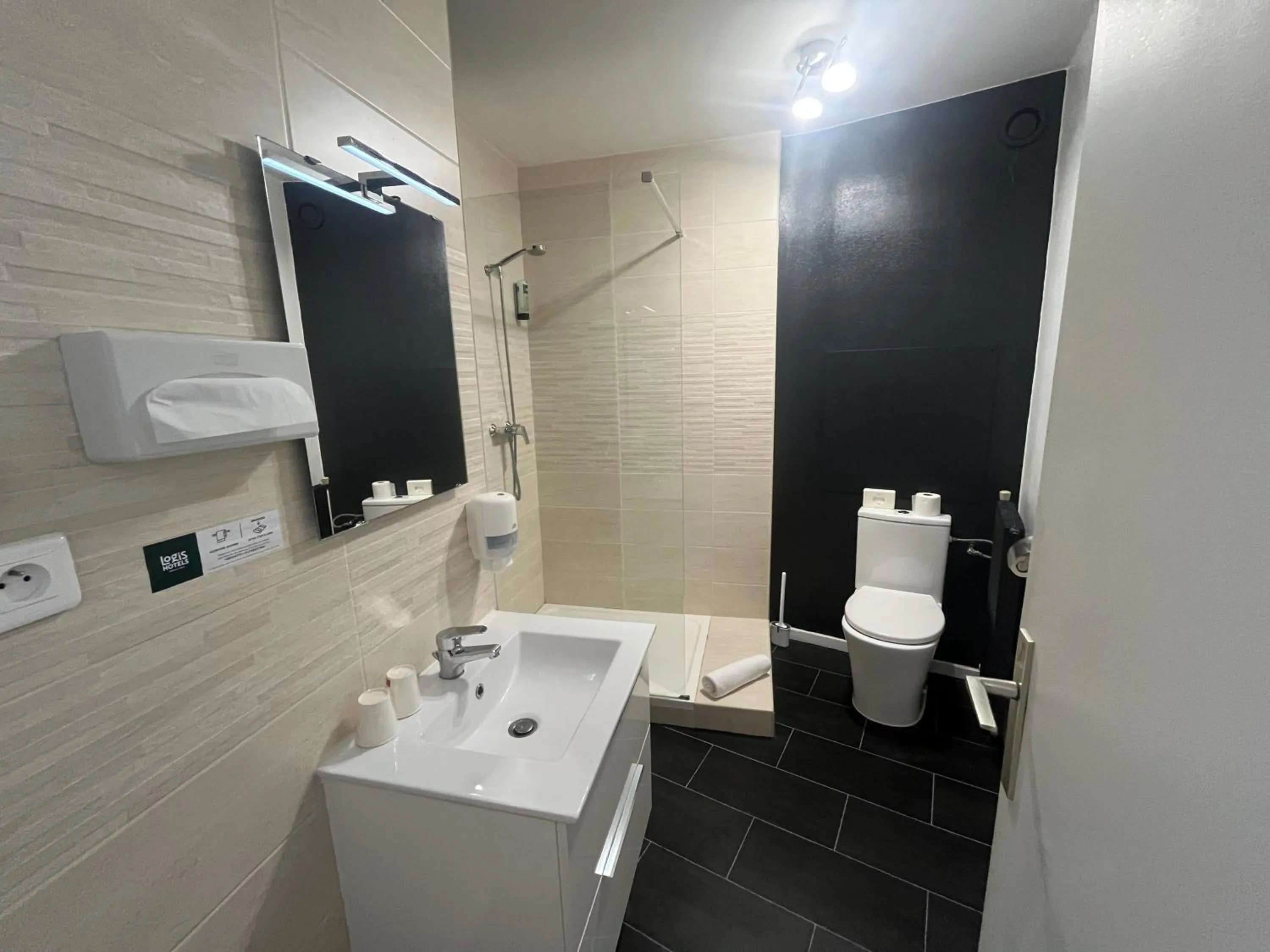 Shower in Logis Hôtel de la Bruyere