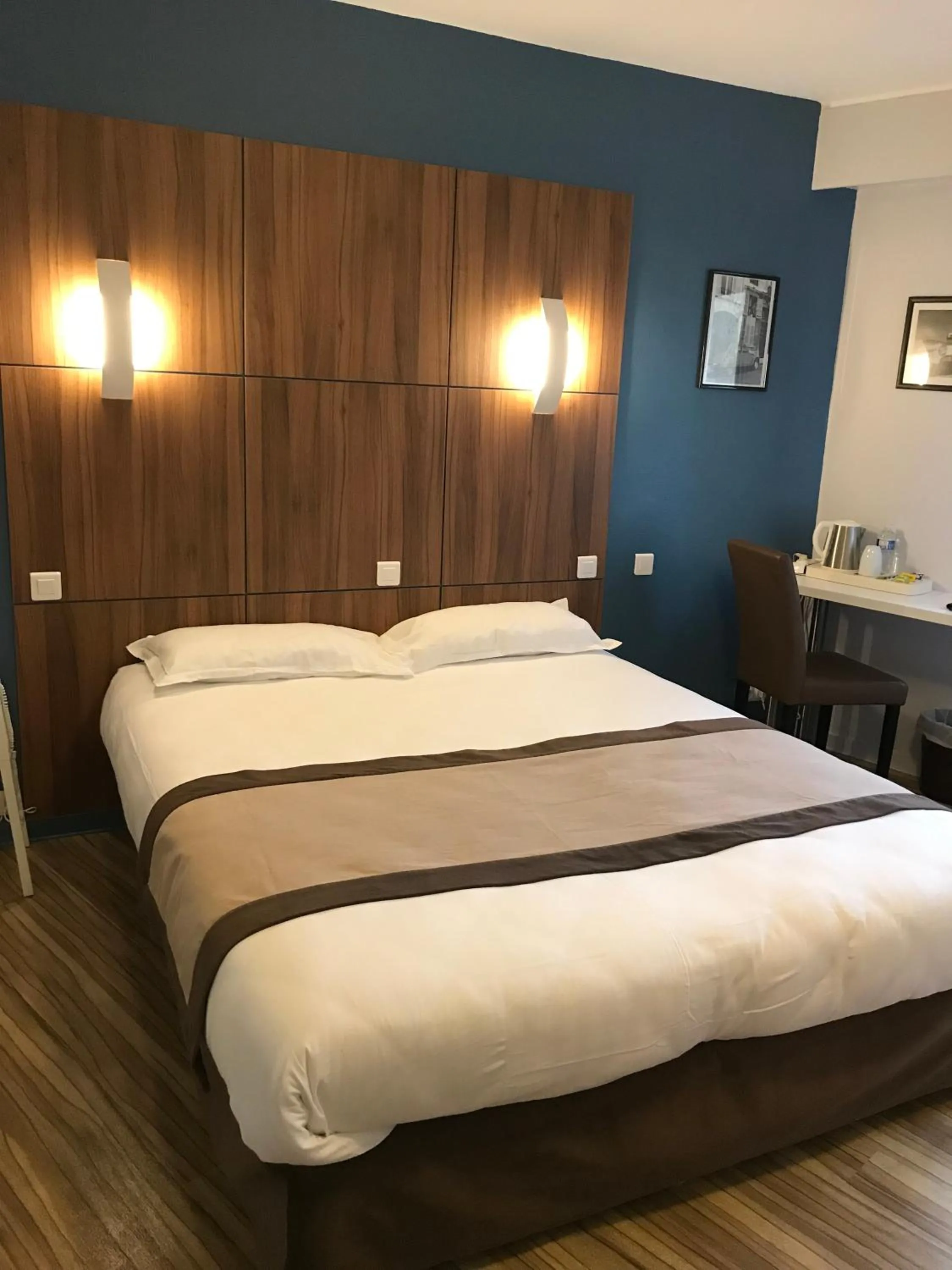 Coffee/tea facilities, Bed in Logis Hôtel de la Bruyere