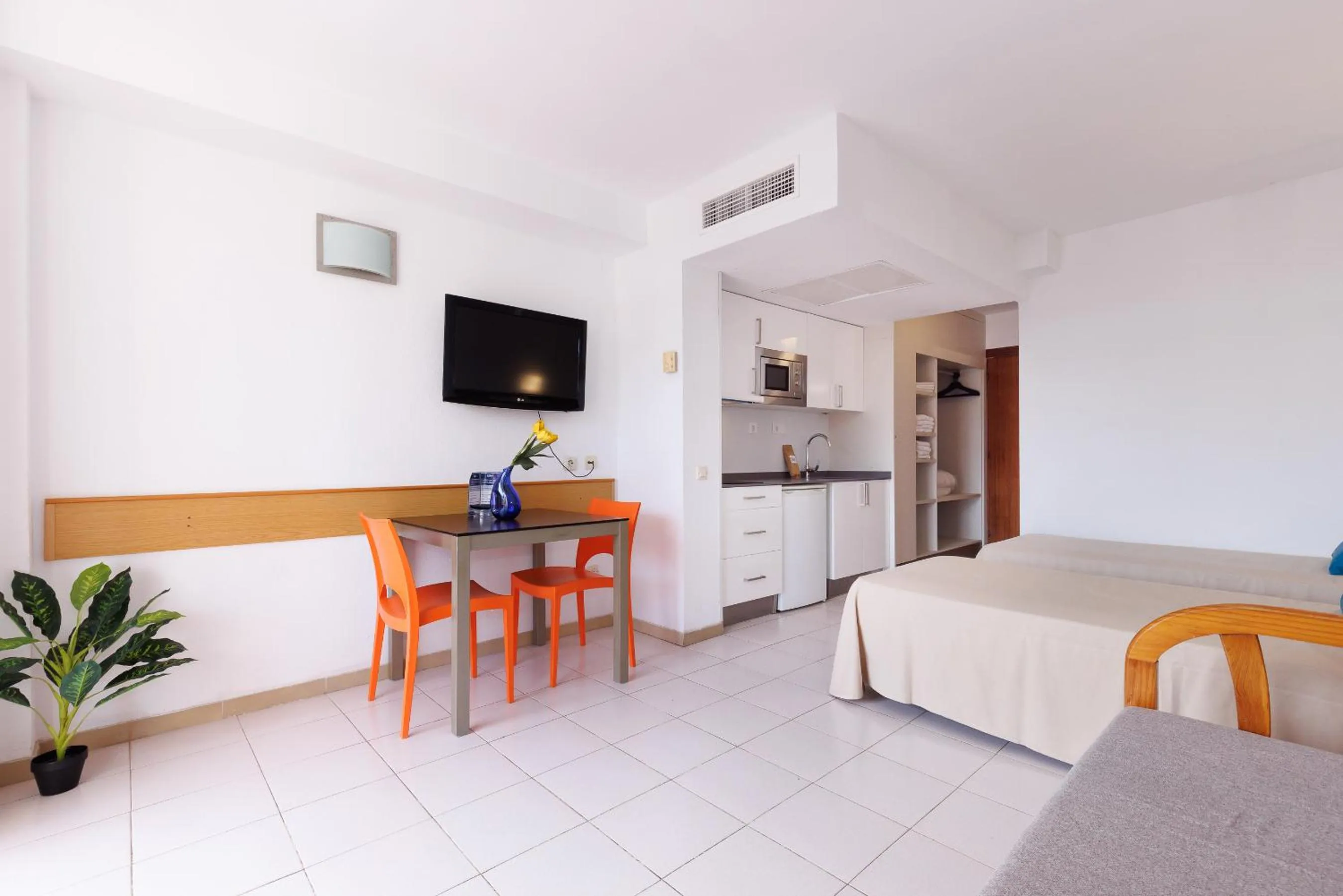 Photo of the whole room, Bed in Salou Pacific Rentalmar