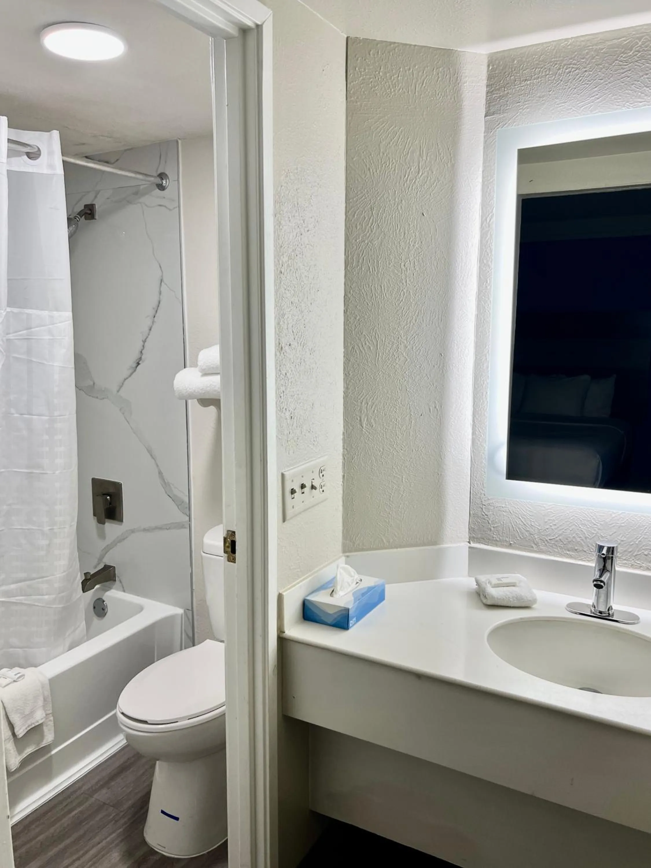 Bathroom in La Quinta Inn by Wyndham El Paso East Lomaland
