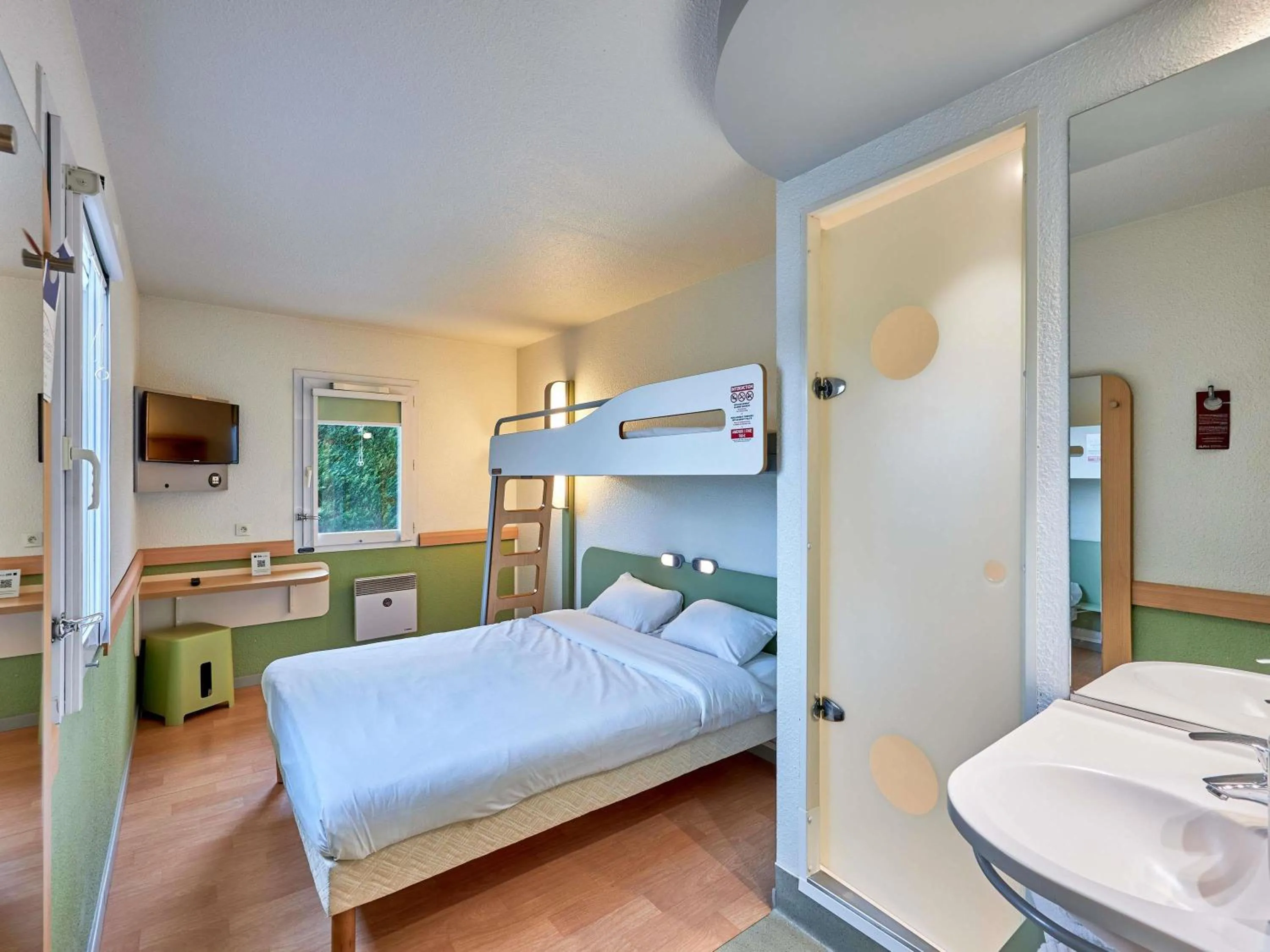 Bedroom, Bed in ibis budget Lisieux