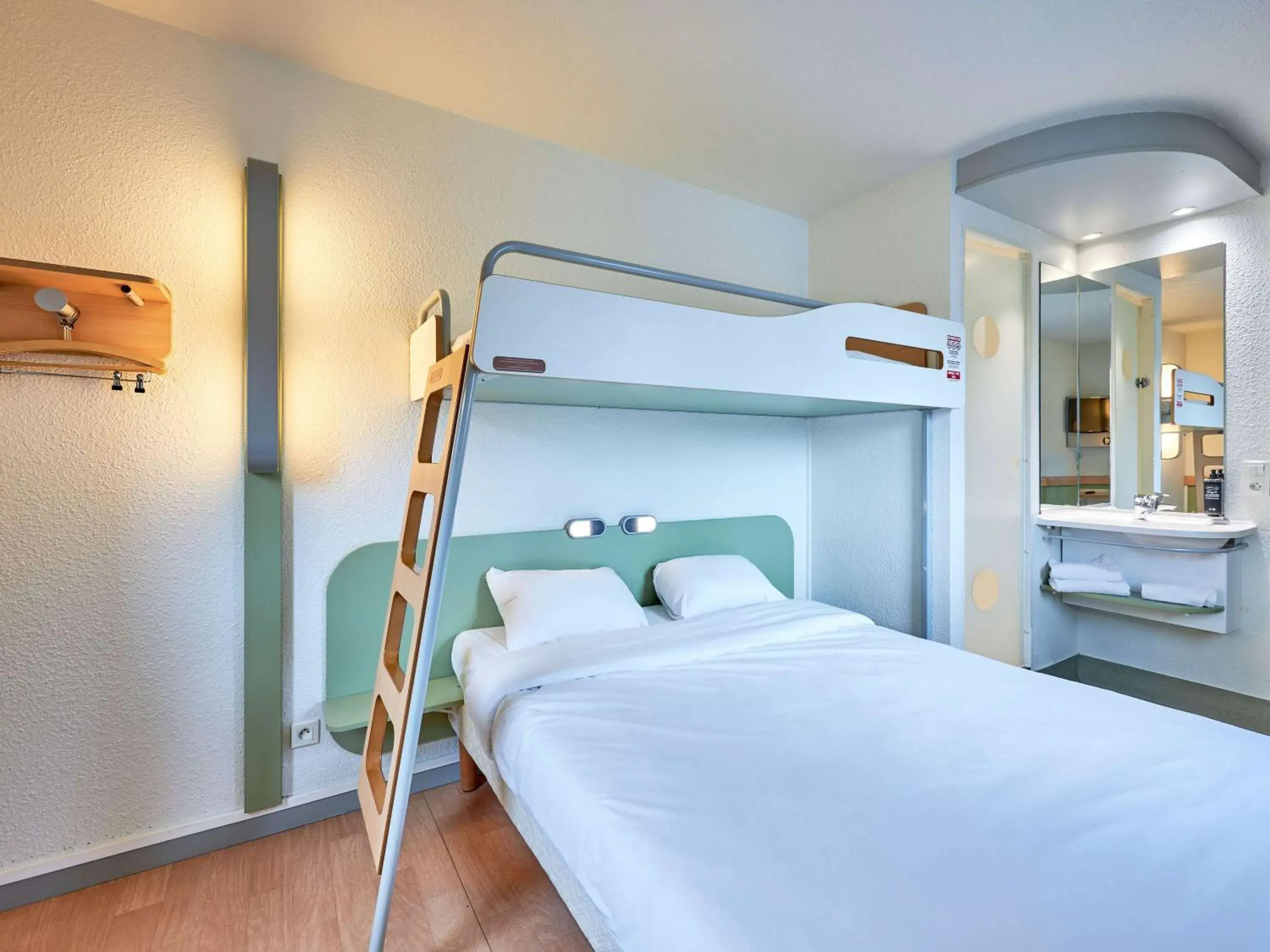 Triple Room in ibis budget Lisieux Triple Room in ibis budget Lisieux