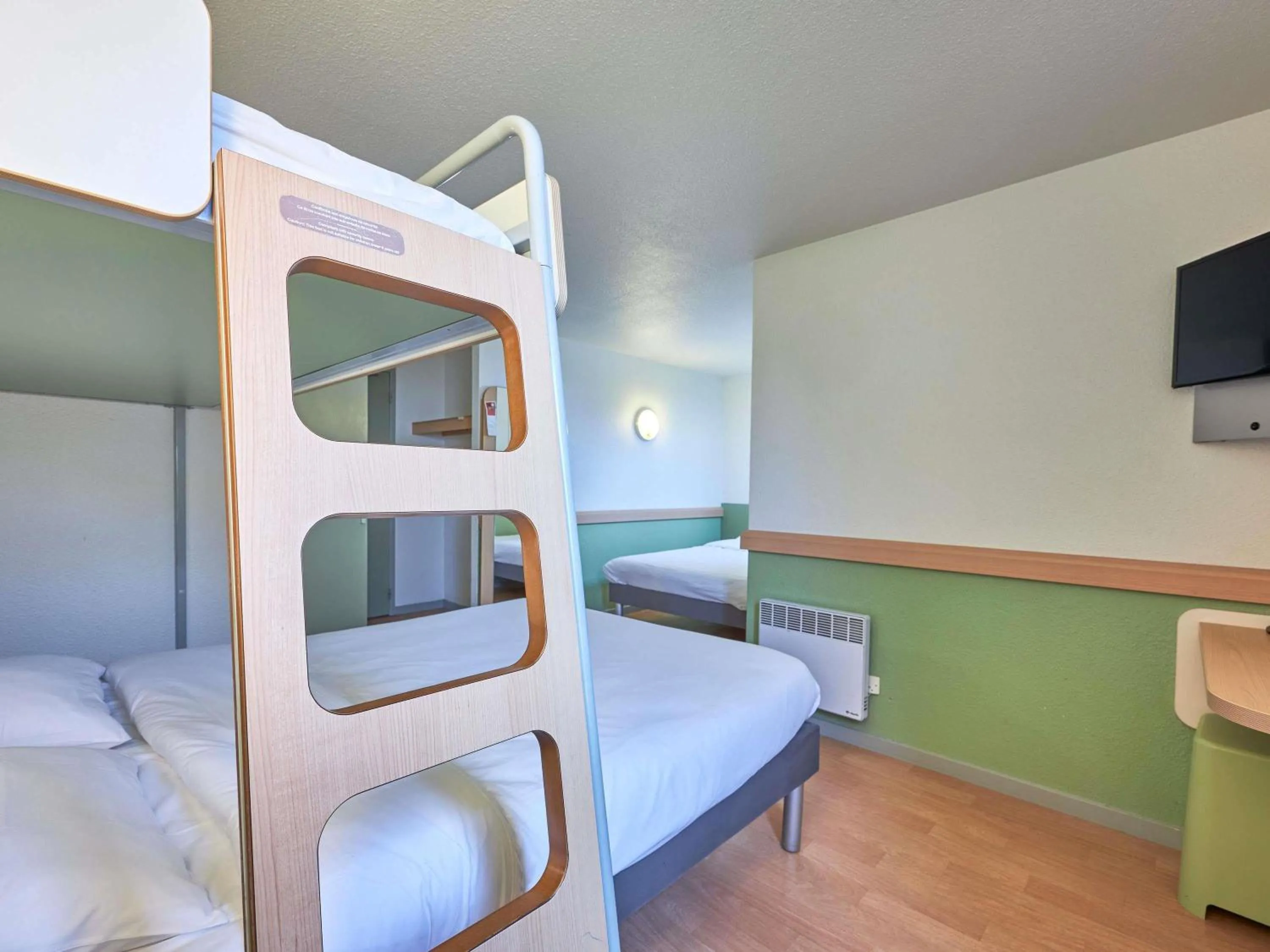 Bedroom, Bed in ibis budget Lisieux