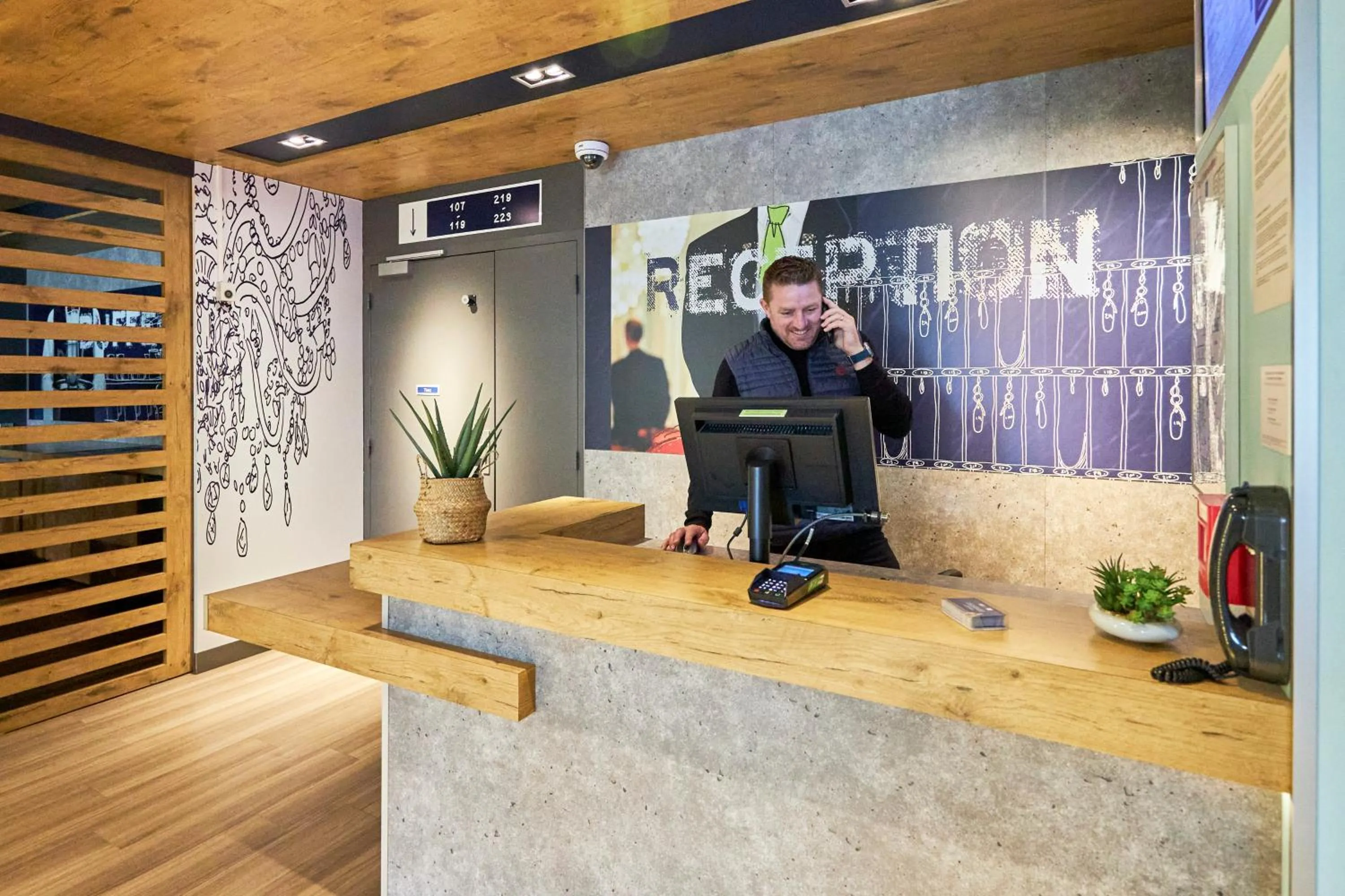 Lobby or reception in ibis budget Lisieux