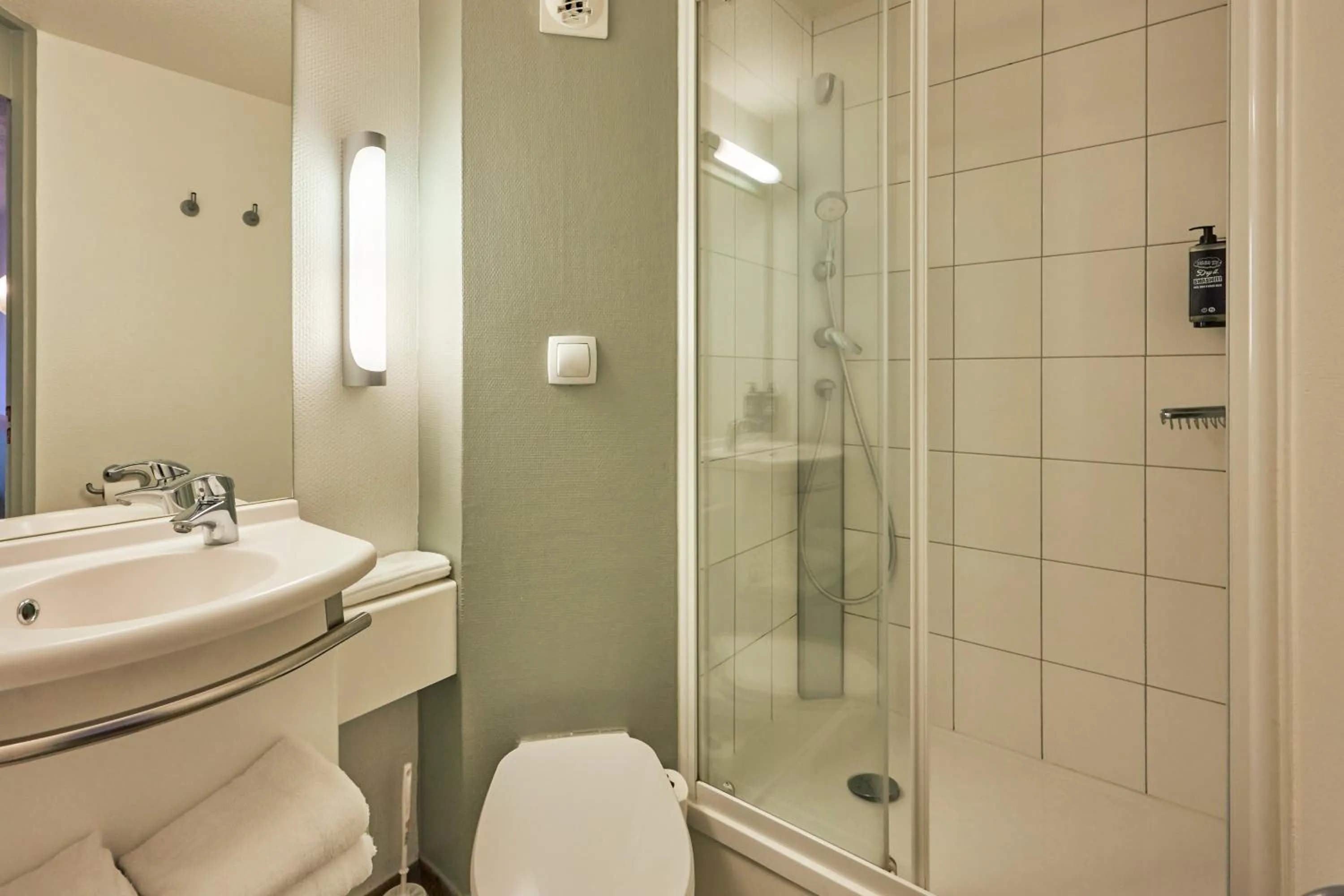 Shower in ibis budget Lisieux