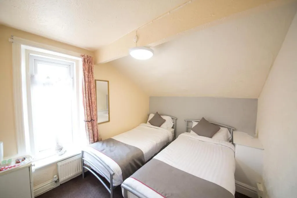 Photo of the whole room, Bed in MyRoomz Hollingdales Hotel