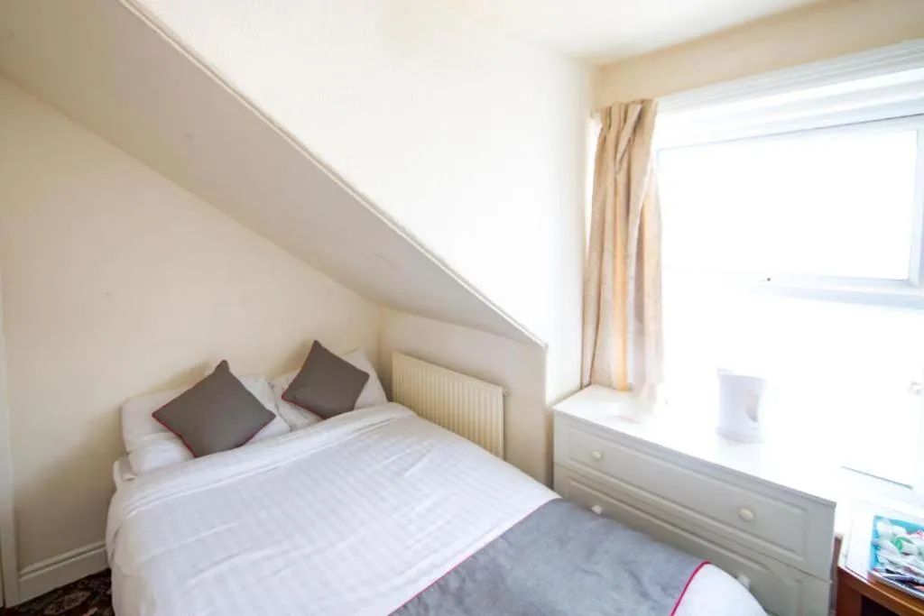 Bed in MyRoomz Hollingdales Hotel