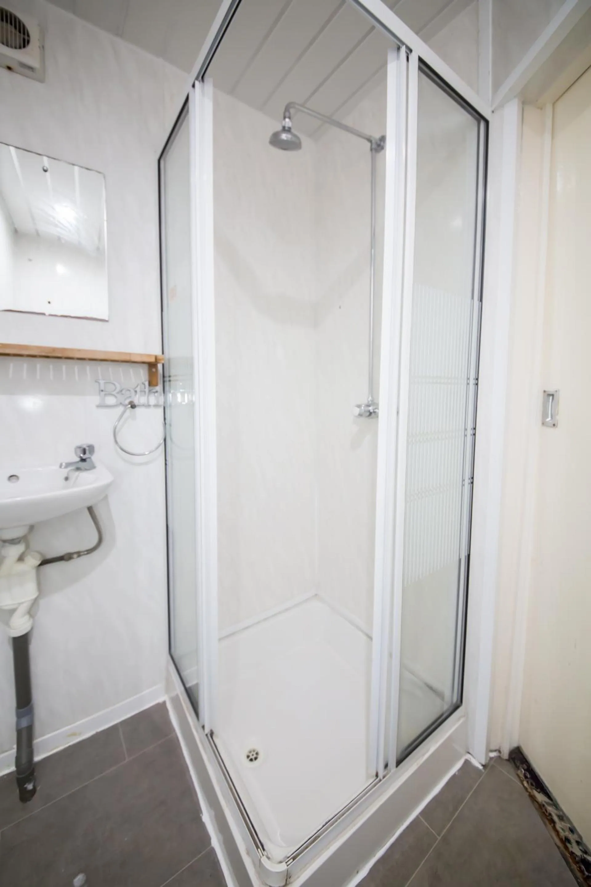 Bathroom in MyRoomz Hollingdales Hotel