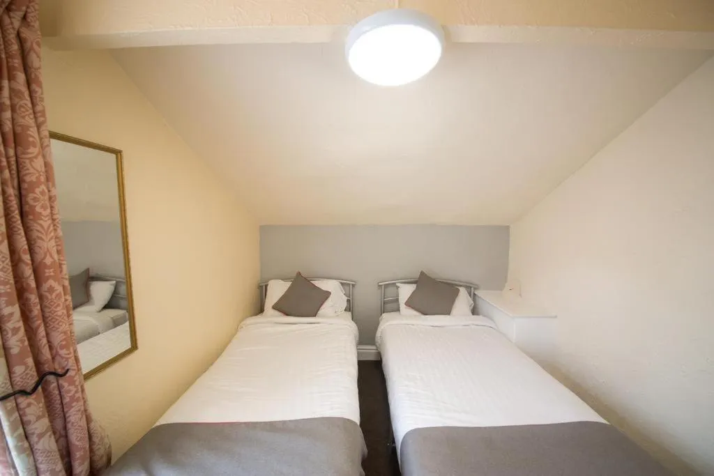 Photo of the whole room, Bed in MyRoomz Hollingdales Hotel