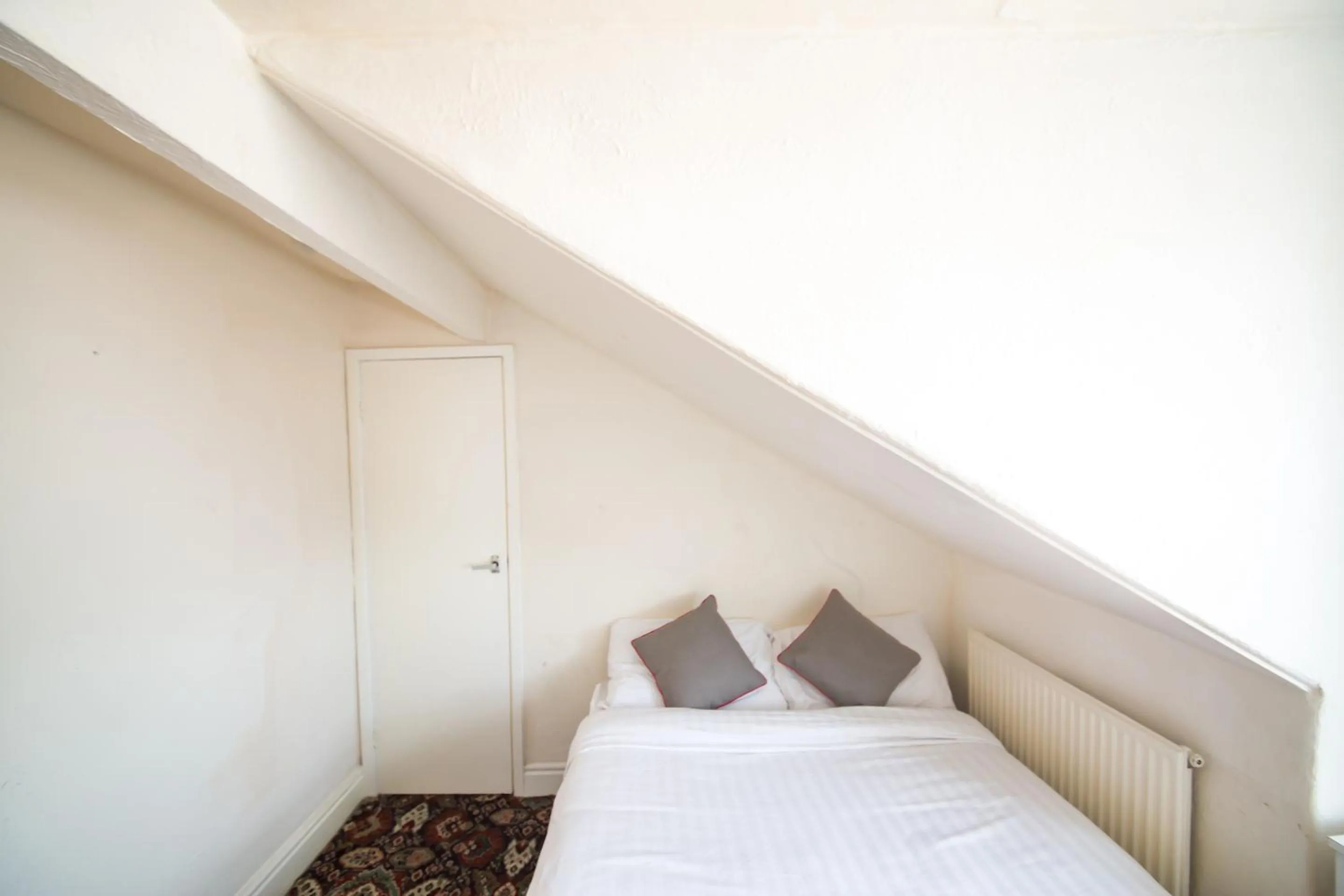 Bed in MyRoomz Hollingdales Hotel